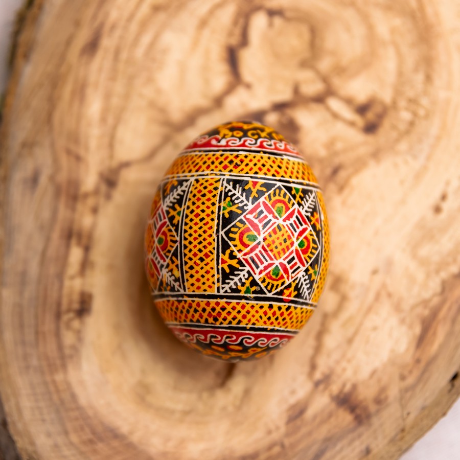 Благодійна писанка на печеному яйці "З гуцульщини"