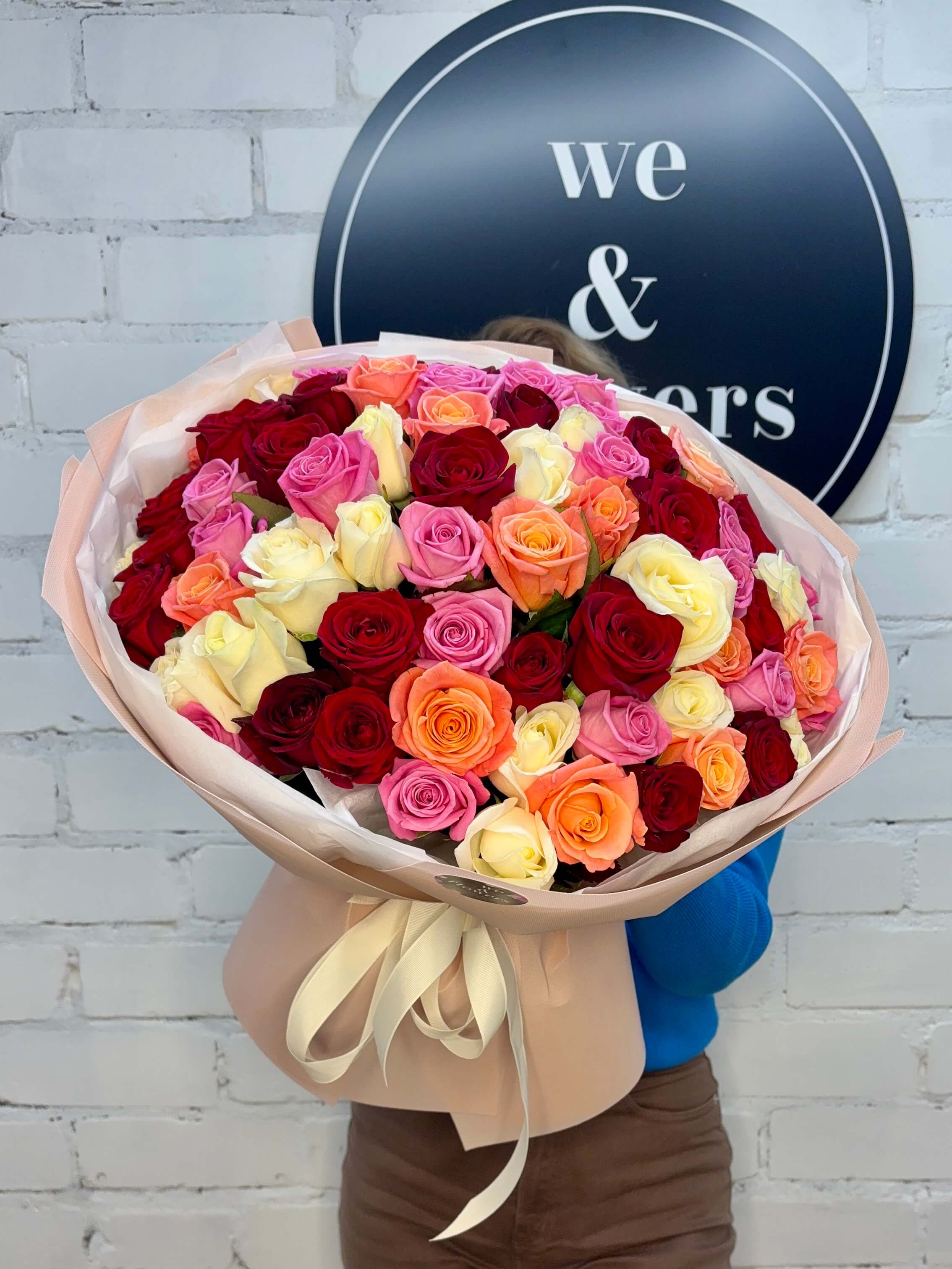 Букет з різнокольорових троянд 75 шт.