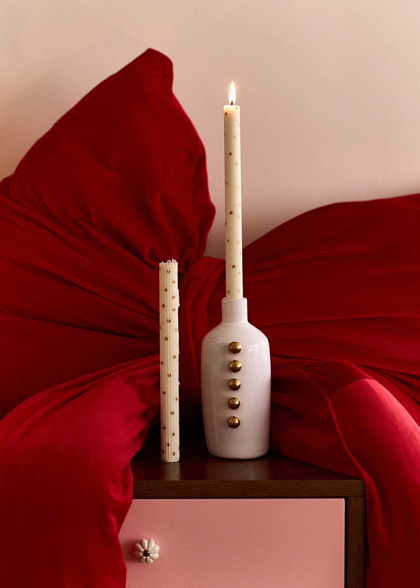 Підсвічник — білий із золотими кульками