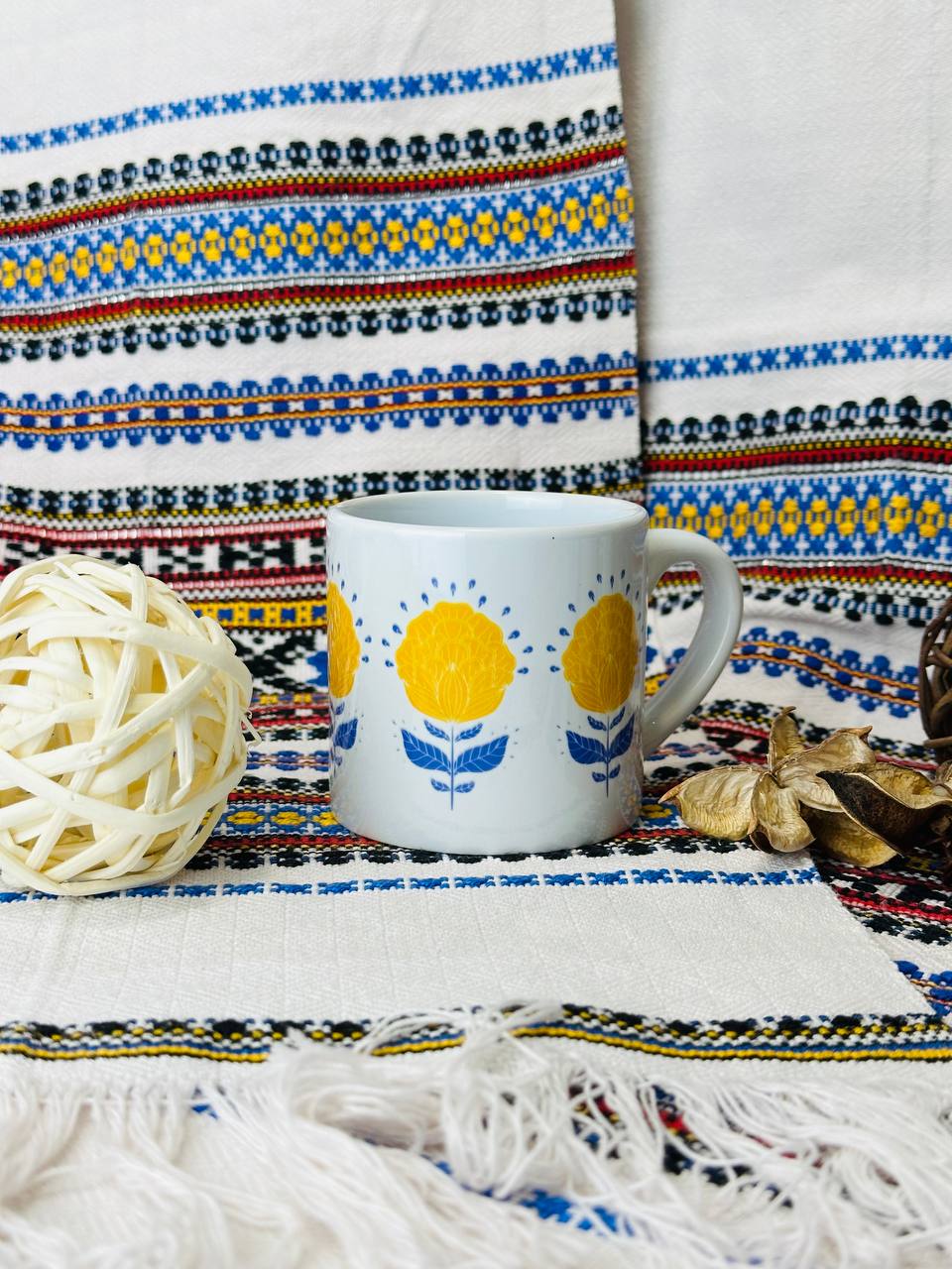 Керамічна чашка "Квітковий символ України" | Mug en céramique "Symbole floral de l'Ukraine"