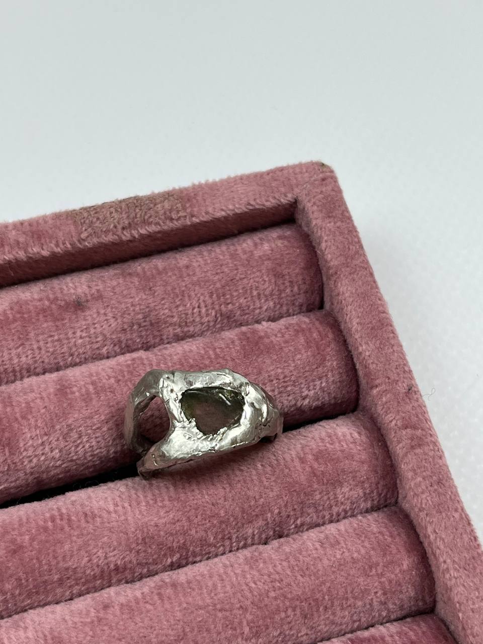 колечко з лабрадоритом від Lova