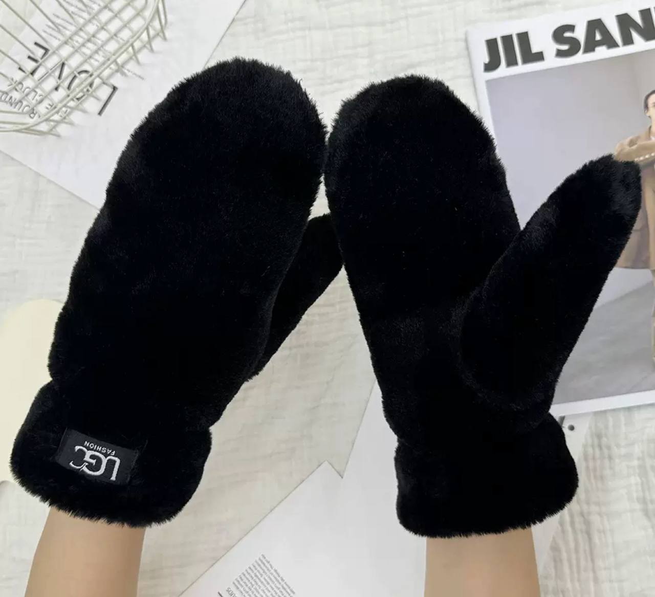 Жіночі пухнасті рукавиці UGC FASHION, чорні