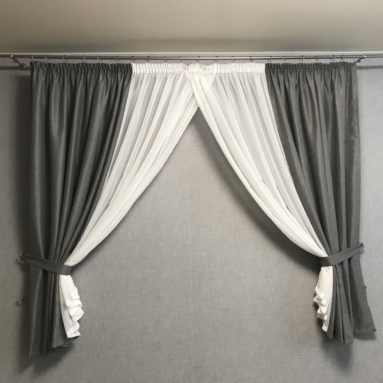 Короткі мікровелюрові штори сірого кольору з тюлем на тасьмі