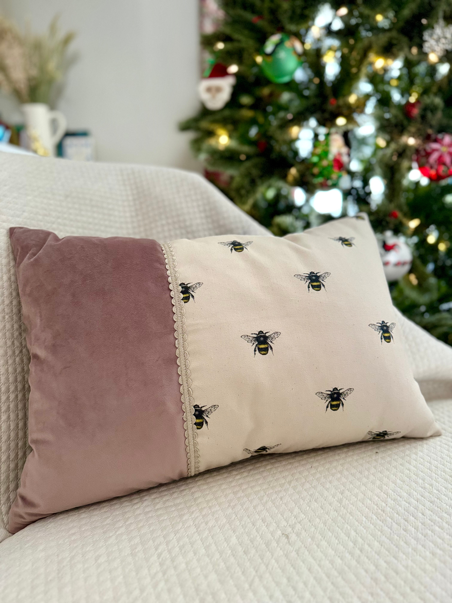 Decorative pillow Bees