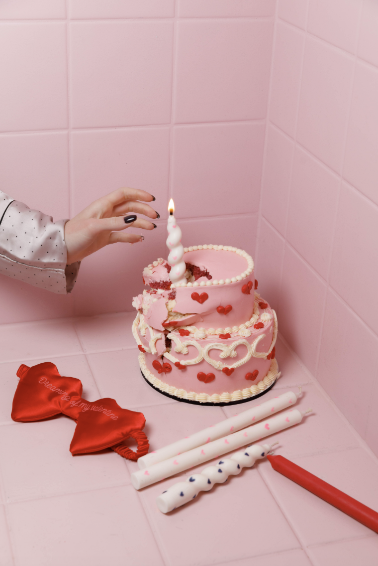 Червона пряма столова свічка до Дня закоханих