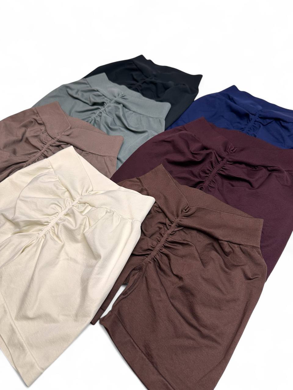 Шортики з V-подібним поясом позаду та ефектом пуш-ап Україна в кольорі графіт