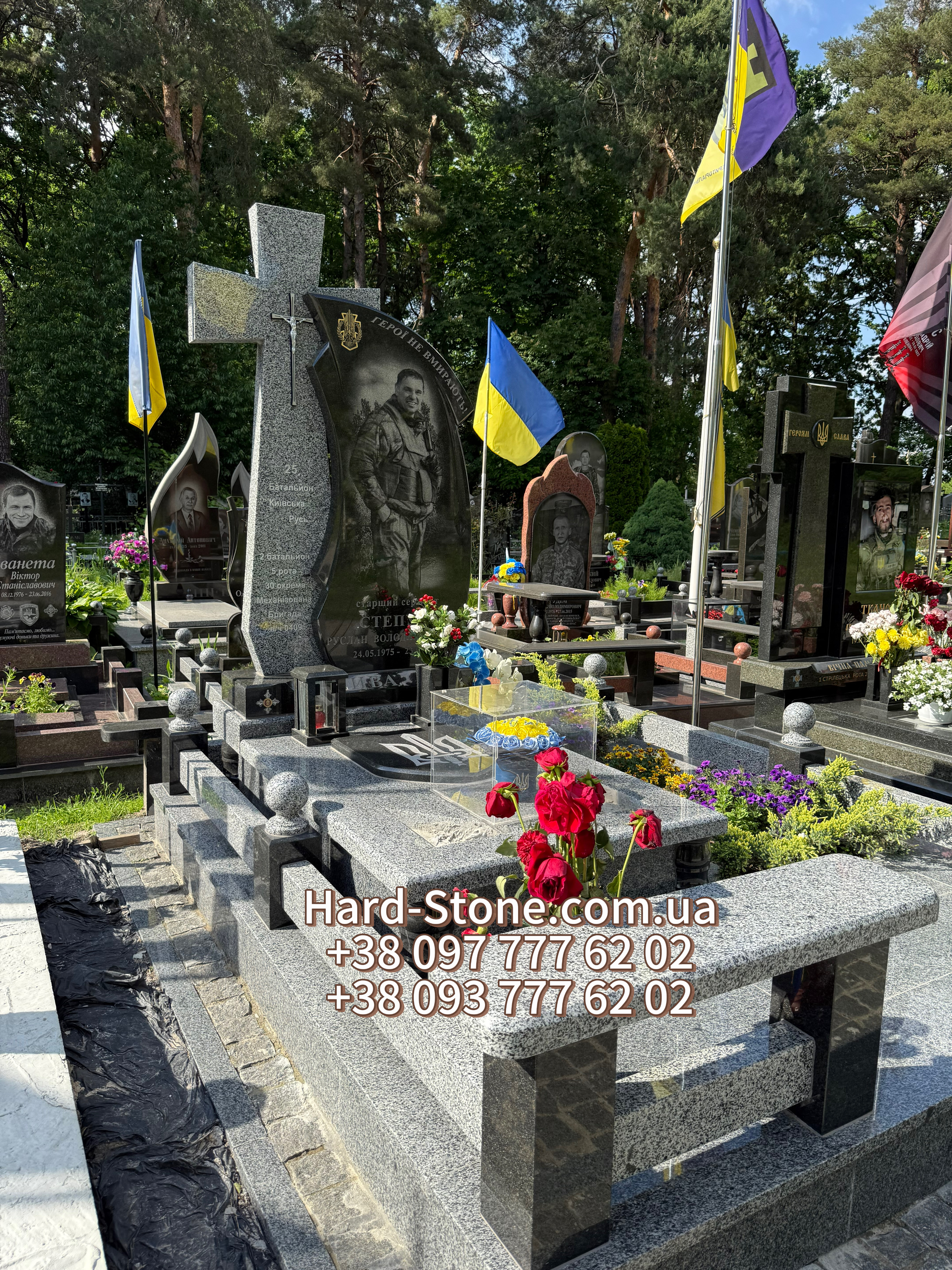 Пам'ятник військовому "Козацький Хрест"