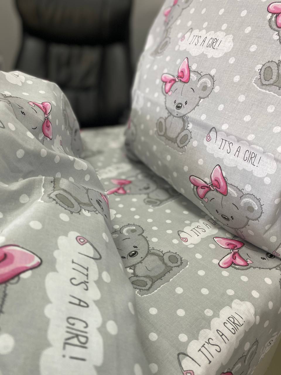 Комплект дитячої постільної білизни в ліжечко "Ведмедик дівчинка" з бязі