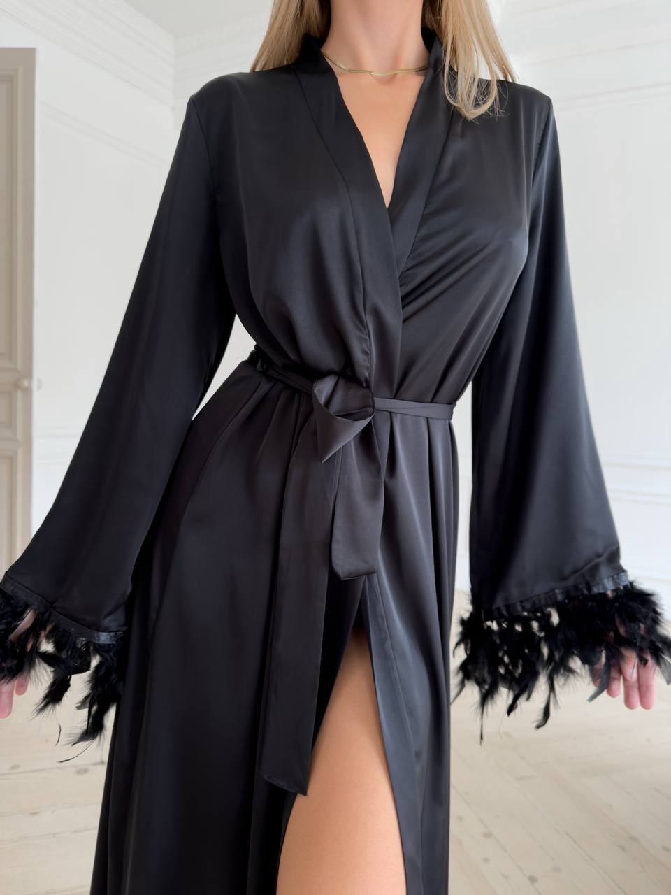 Розкішний довгий халат з мереживом та пір’ям