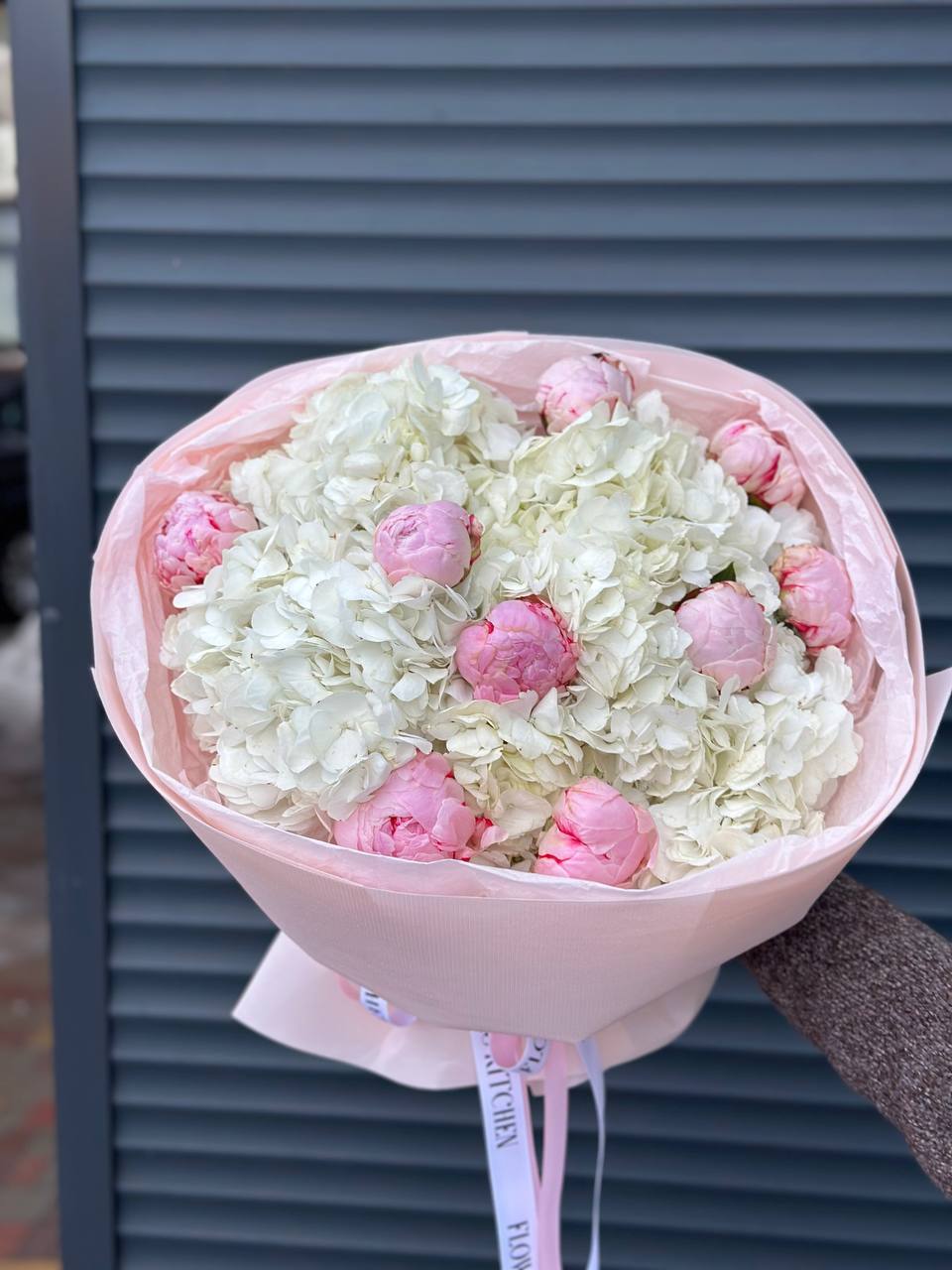Ніжний букет із гортензій та півоній