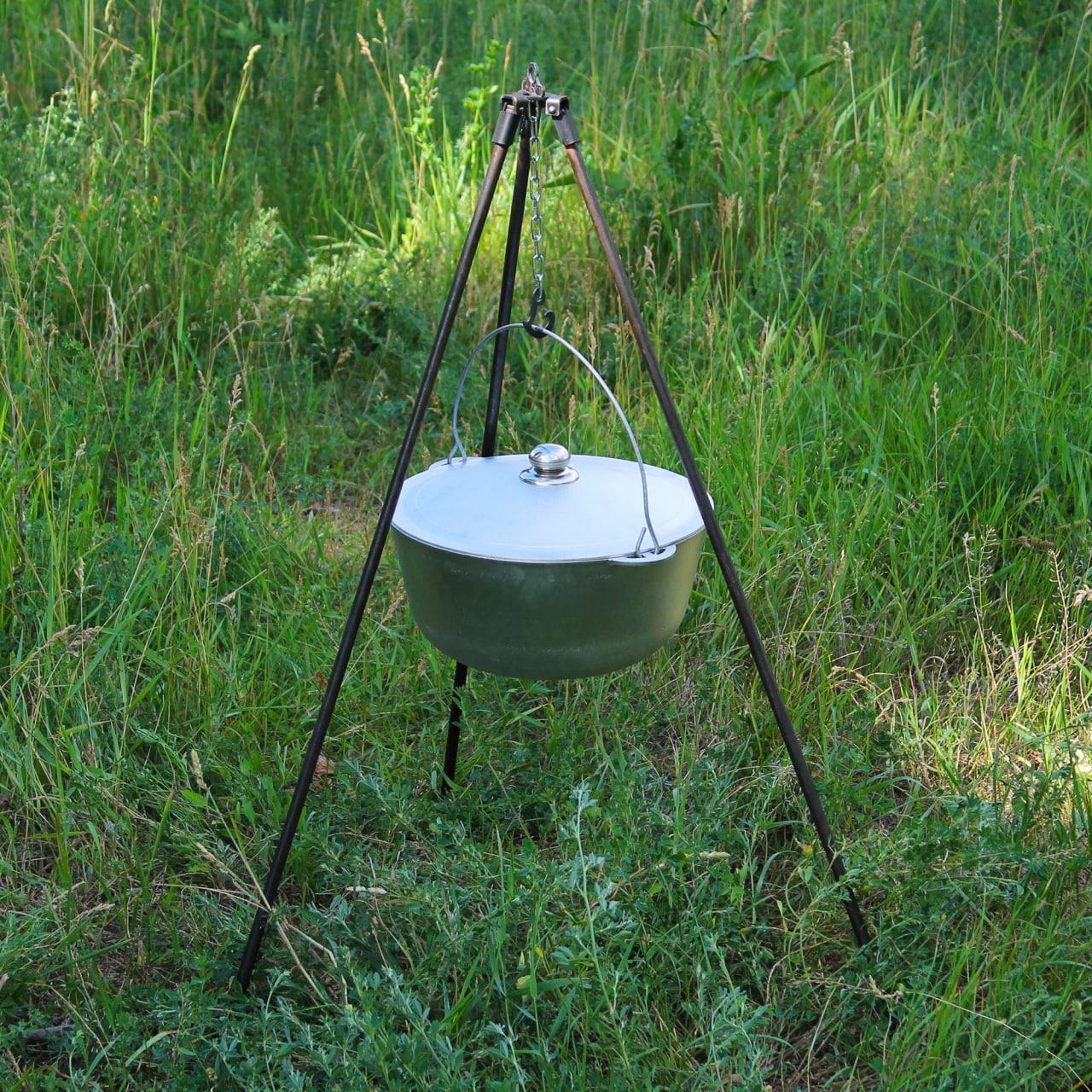 Тринога на цілісних ніжках для казана
