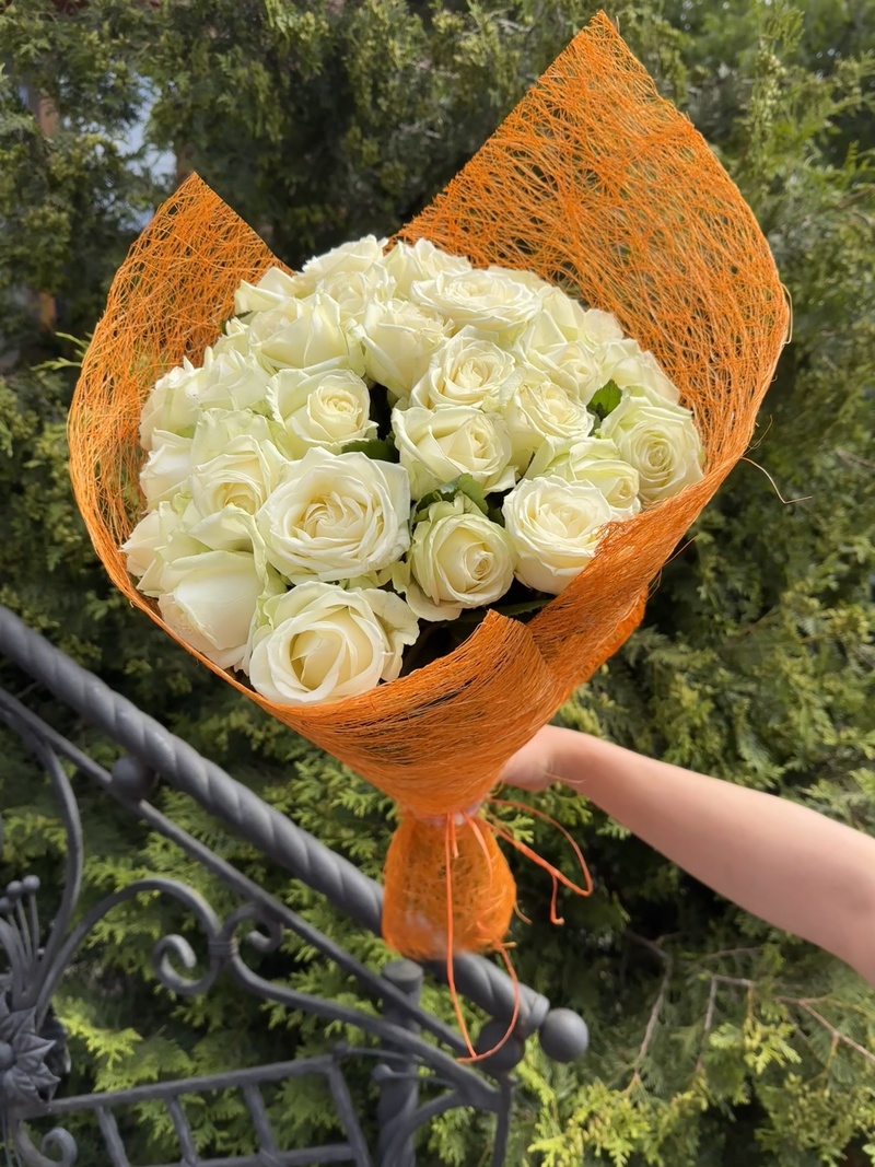 25 білих троянд "Аваланч" 60 см