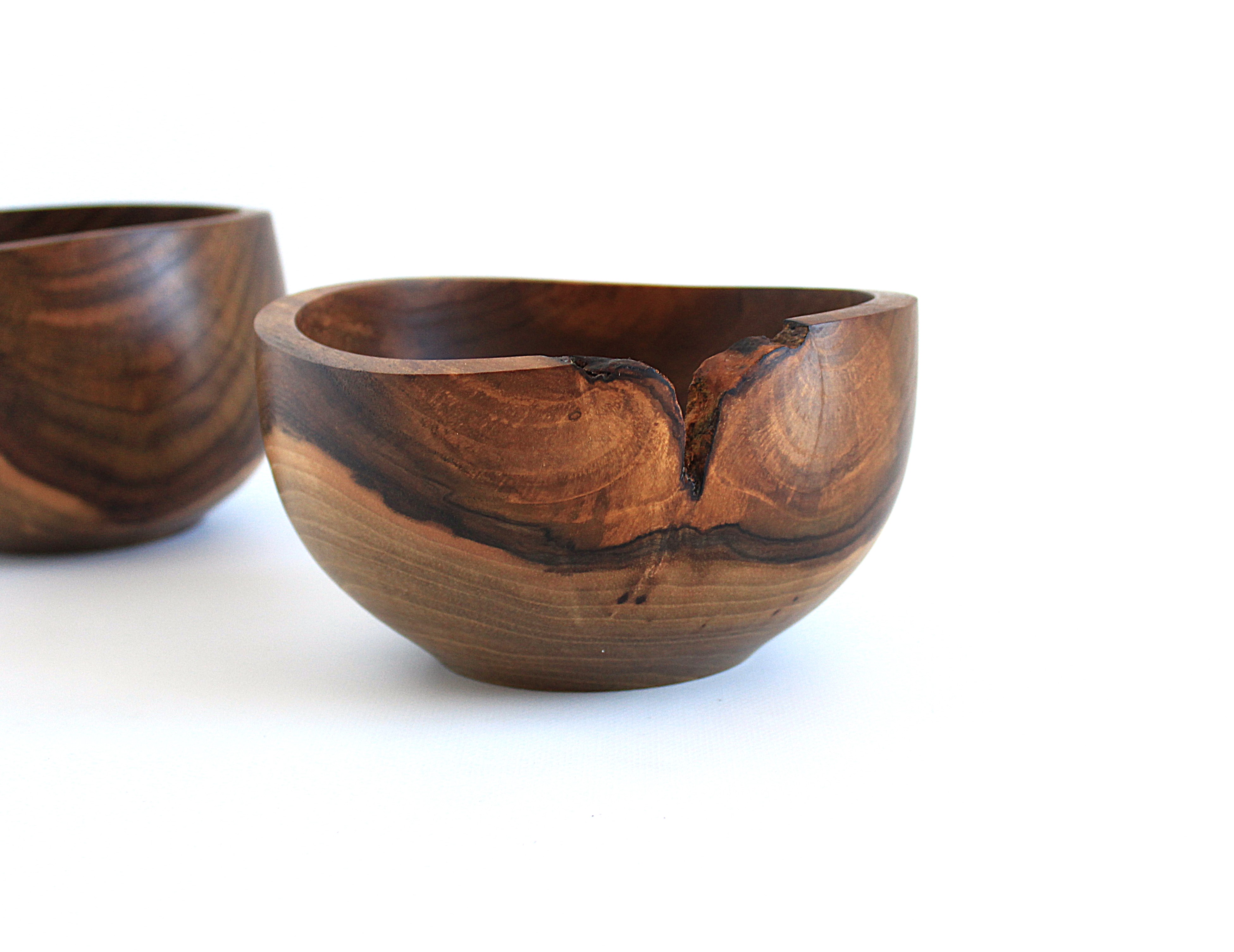 Миска з горіха ручної роботи