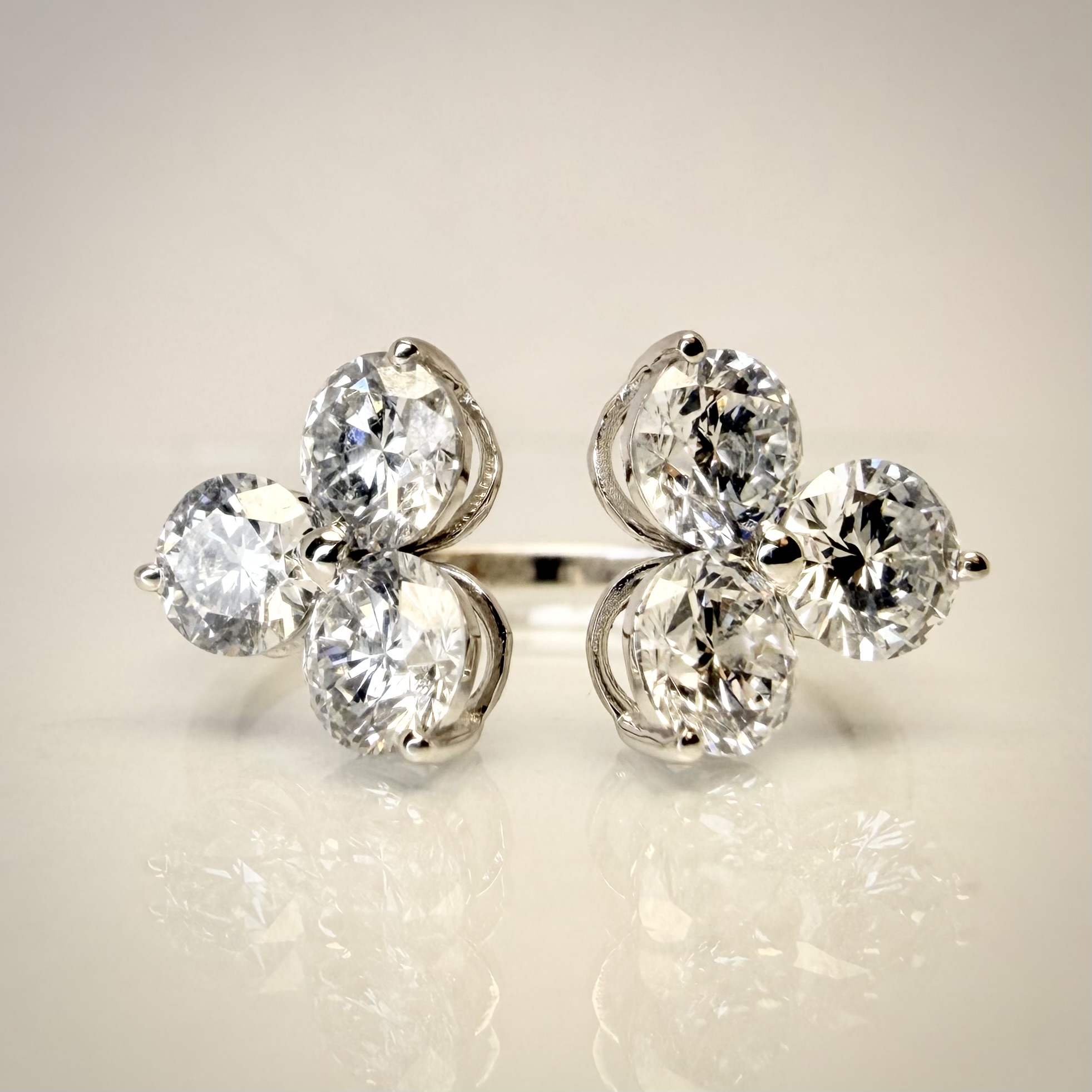 2,17 ct Open Cluster Timanttisormus – 14K Valkokulta | HRD Antwerp Jewellery Report