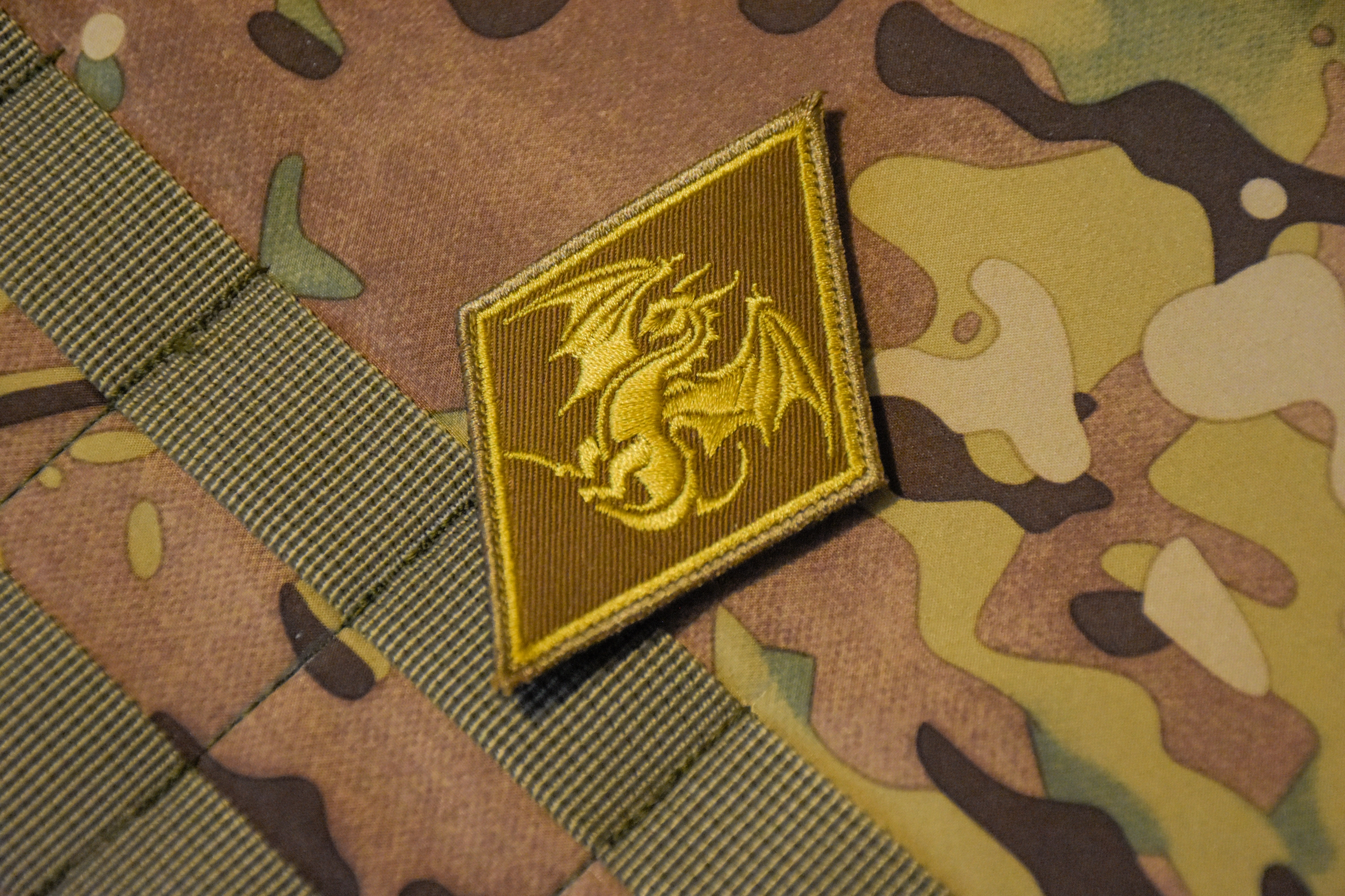 Патч Dragon Sky золотистий