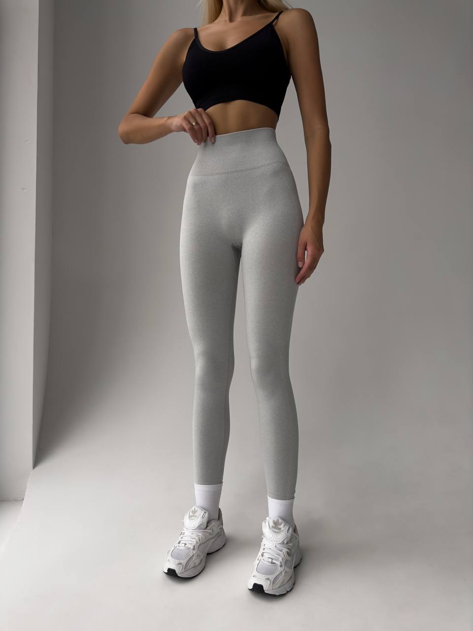 Ефектні ПУШ АП фітнес лосини в світло-сірому кольорі