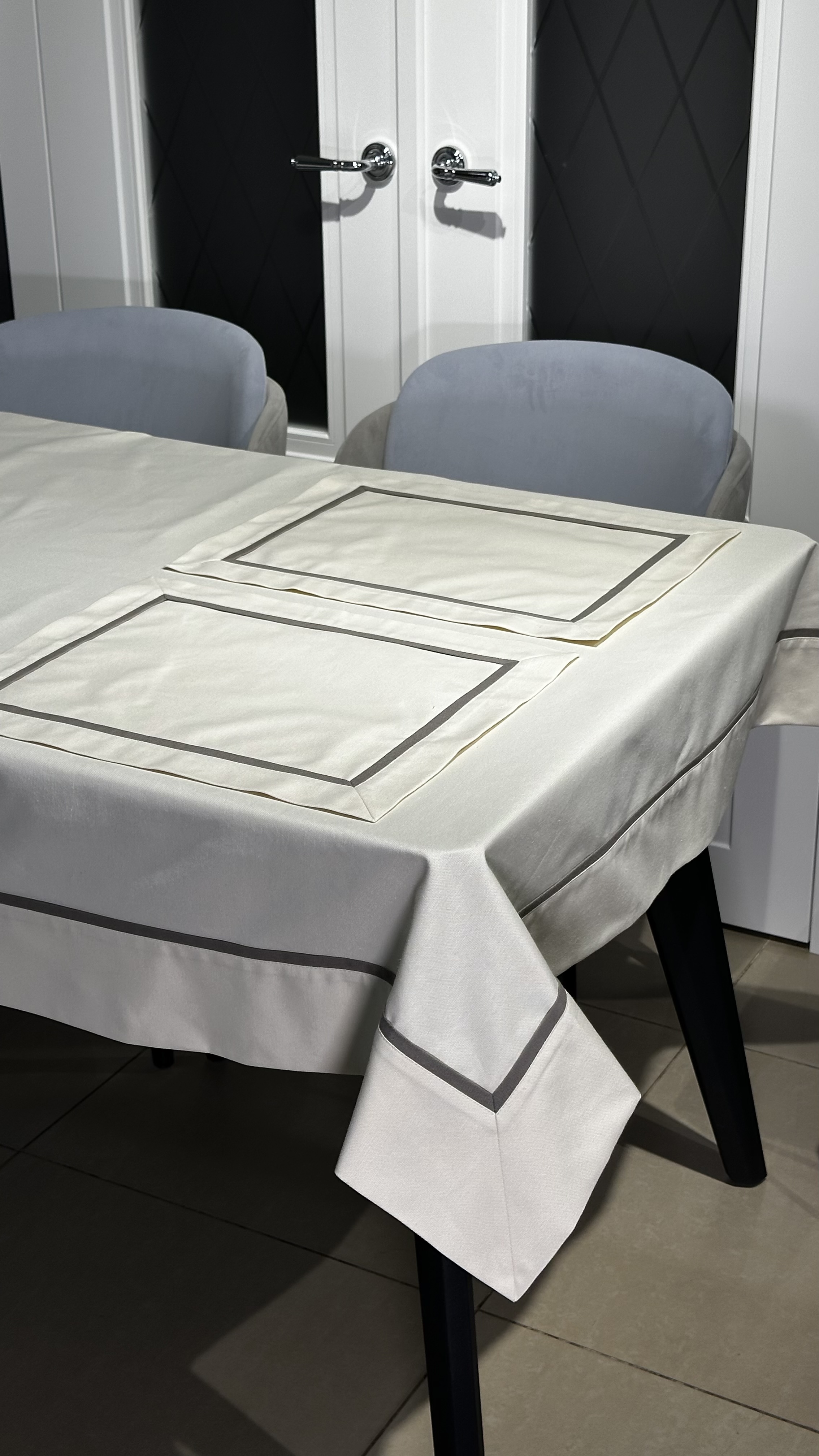 Скатертина молочна із кантом тауп 210х140