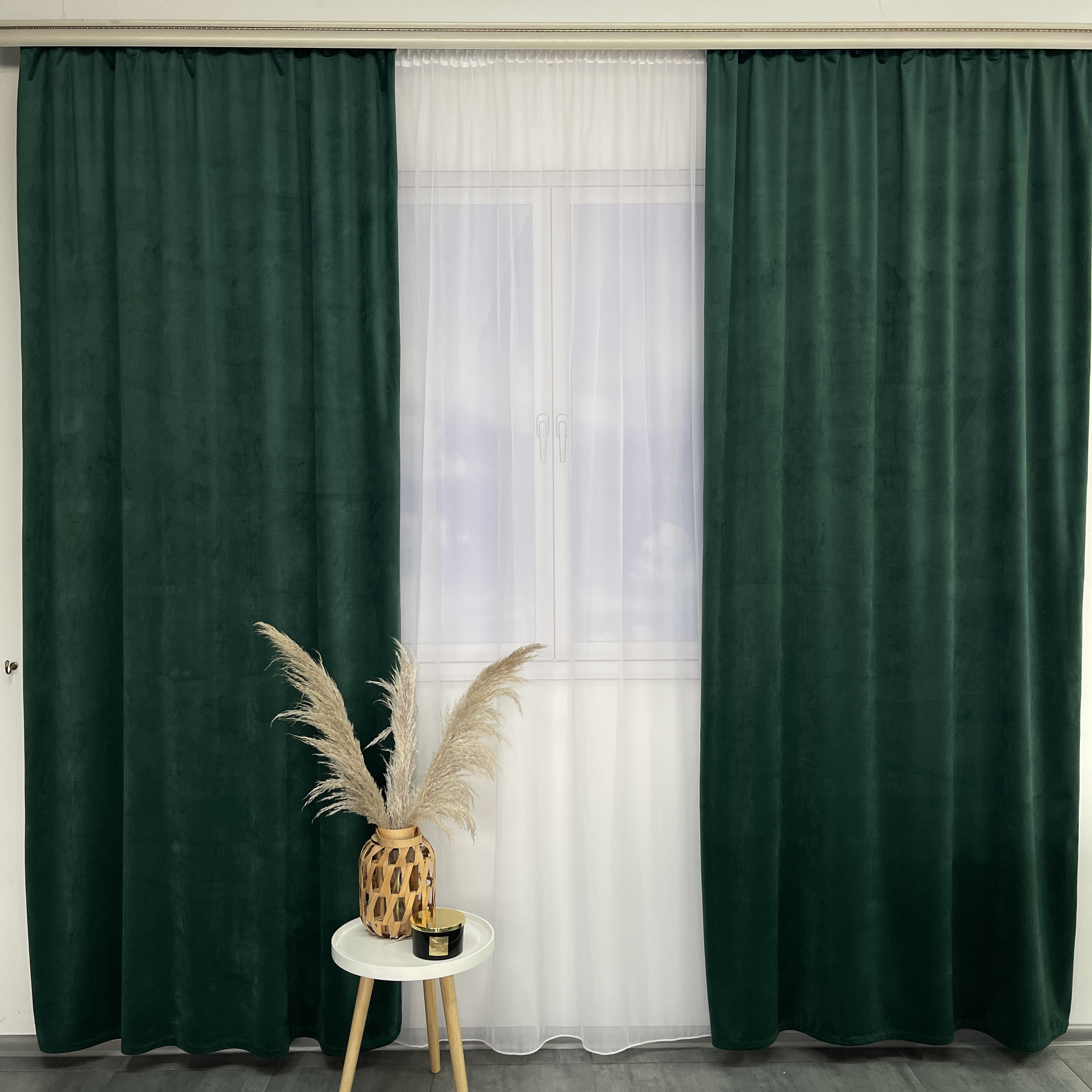 Оксамитові штори зеленого кольору на тасьмі