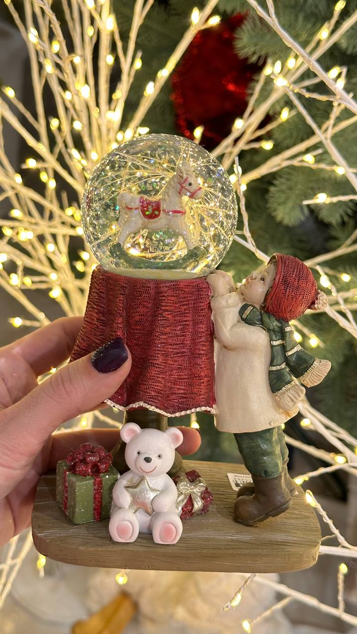 Декоративна статуетка з водяною кулею Хлопчик з конячкою 12,5*16 см