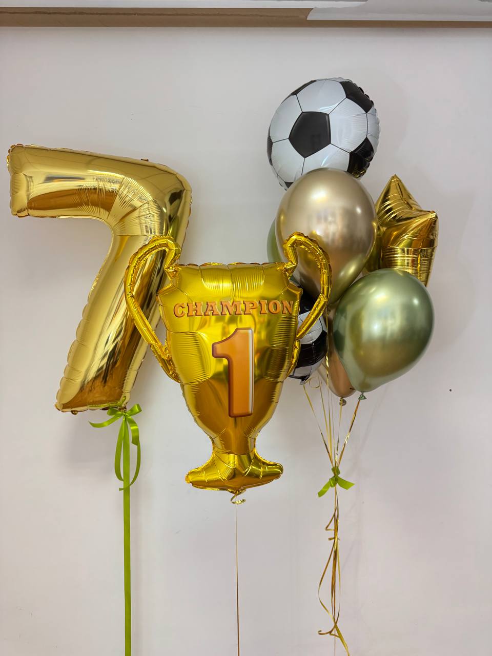 Набір: Цифра «Перший чемпіон», золотий кубок та зв’язка з 7 кульок