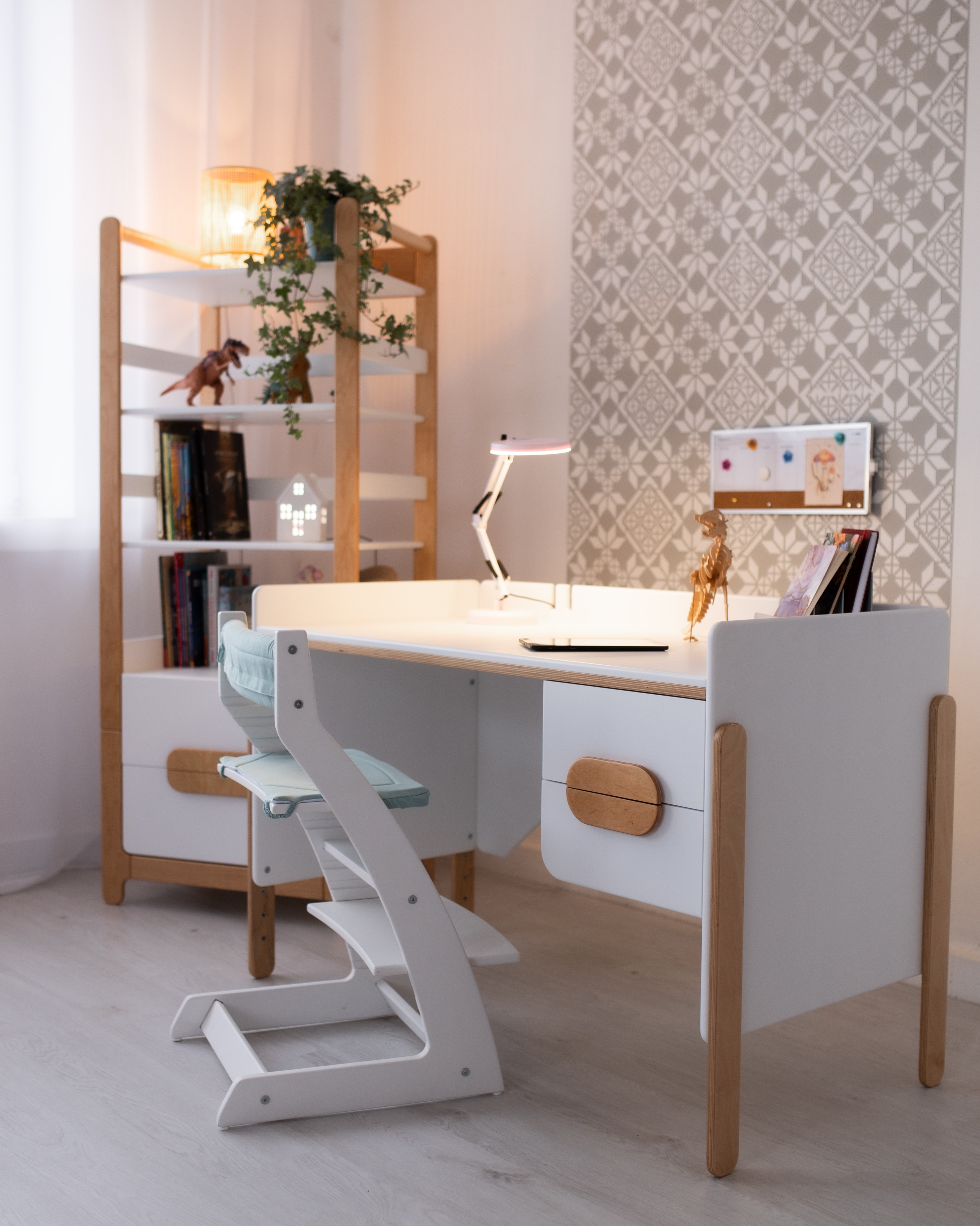 Зростаючий письмовий дерев'яний стіл з колекції Брунька дизайнерський для школяра регульований по висоті з ящиками Натуральний/білий