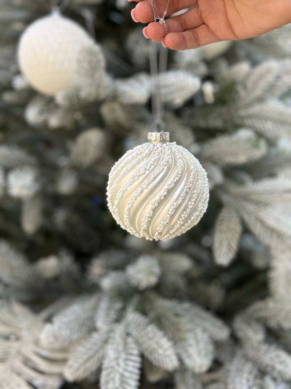 Ялинкова куля рельєфної форми з декором з бісеру 8 см