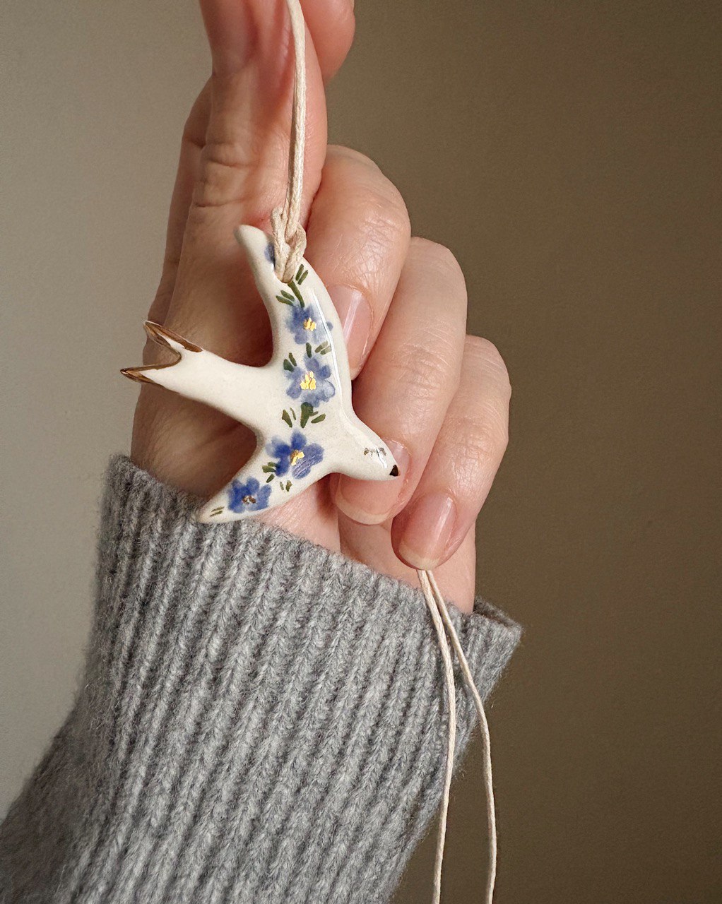 керамічний кулон ластівка з волошками