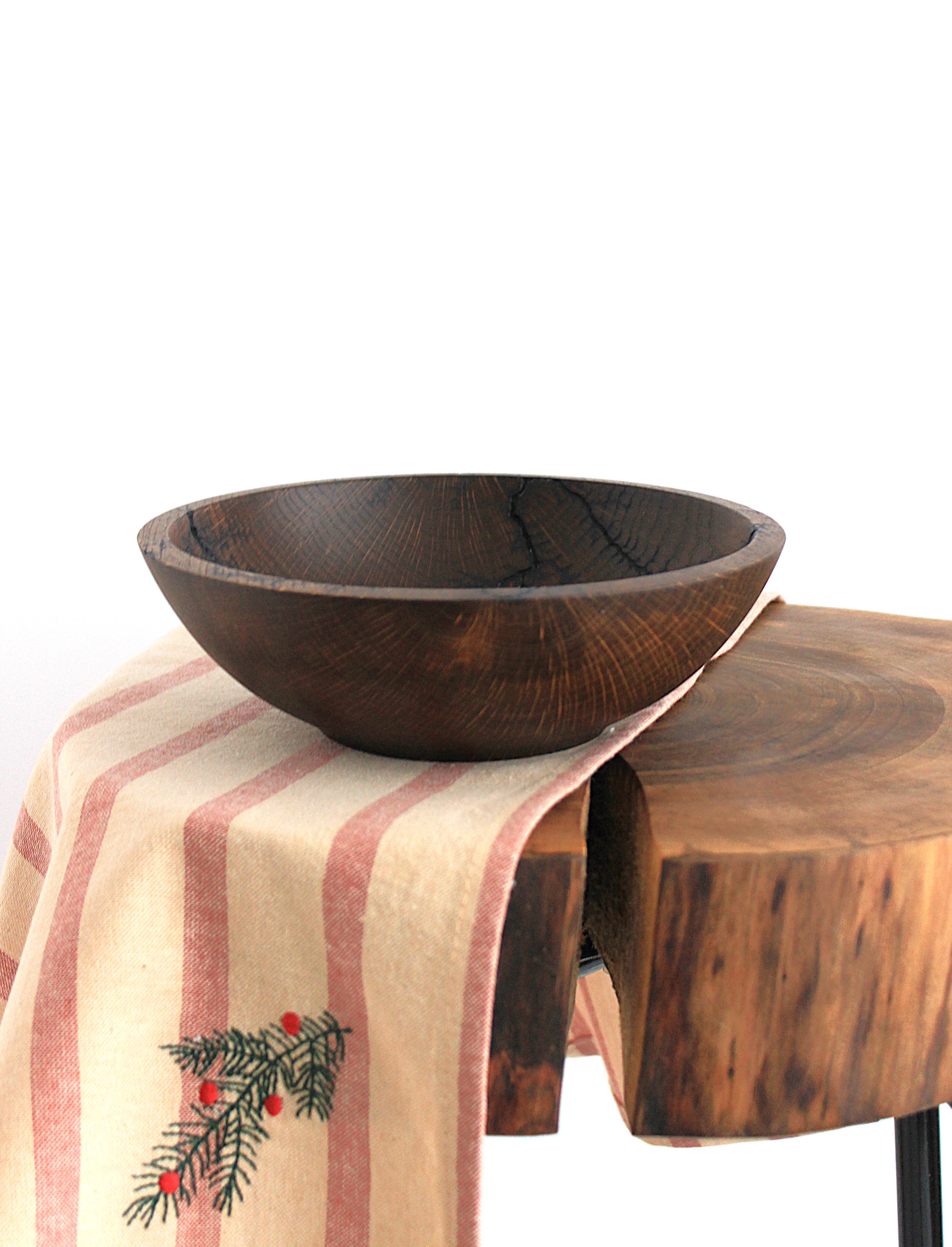 Миска з дуба для подачі страв