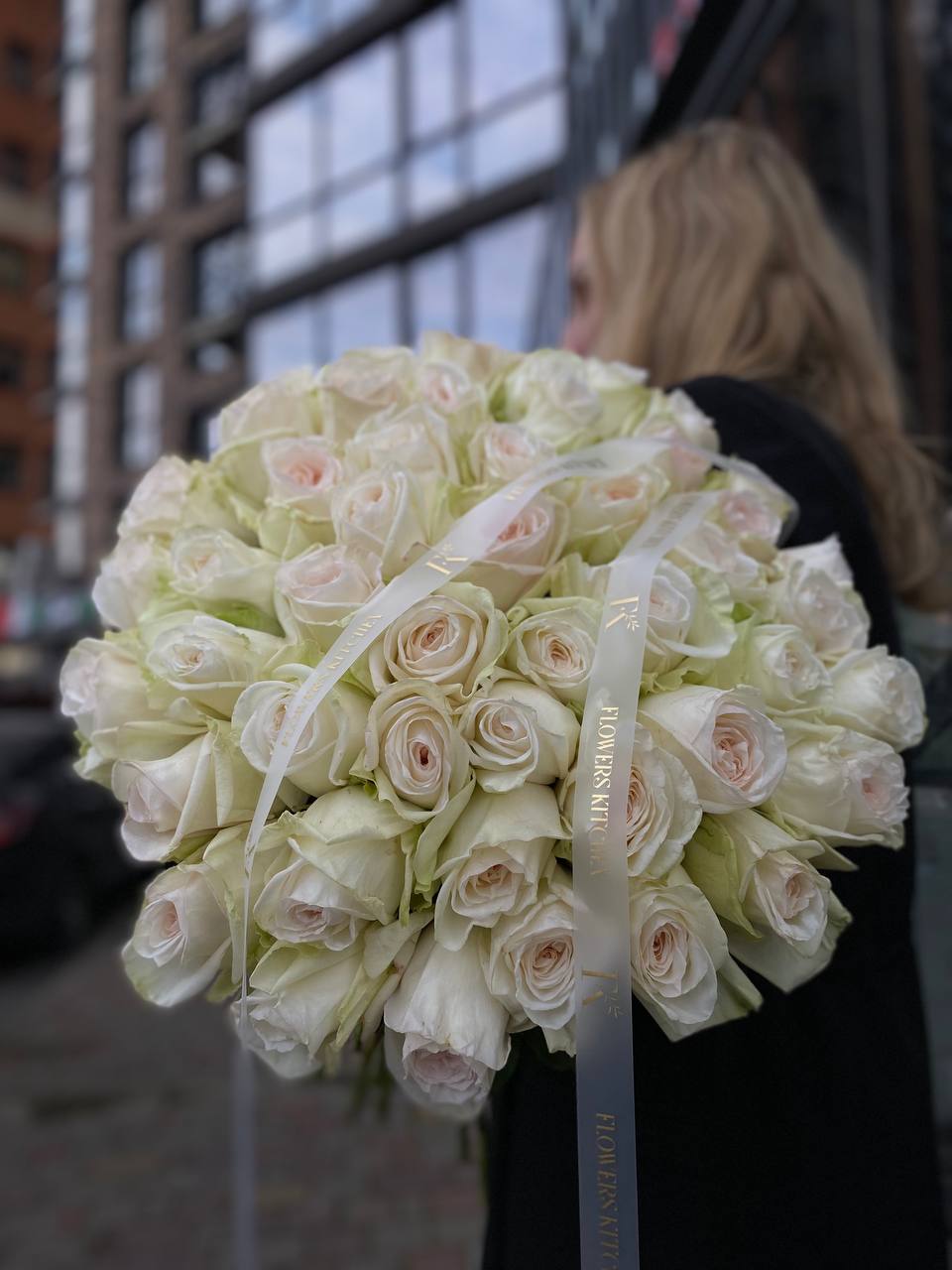 51 парфумована троянда сорту White O`Haras