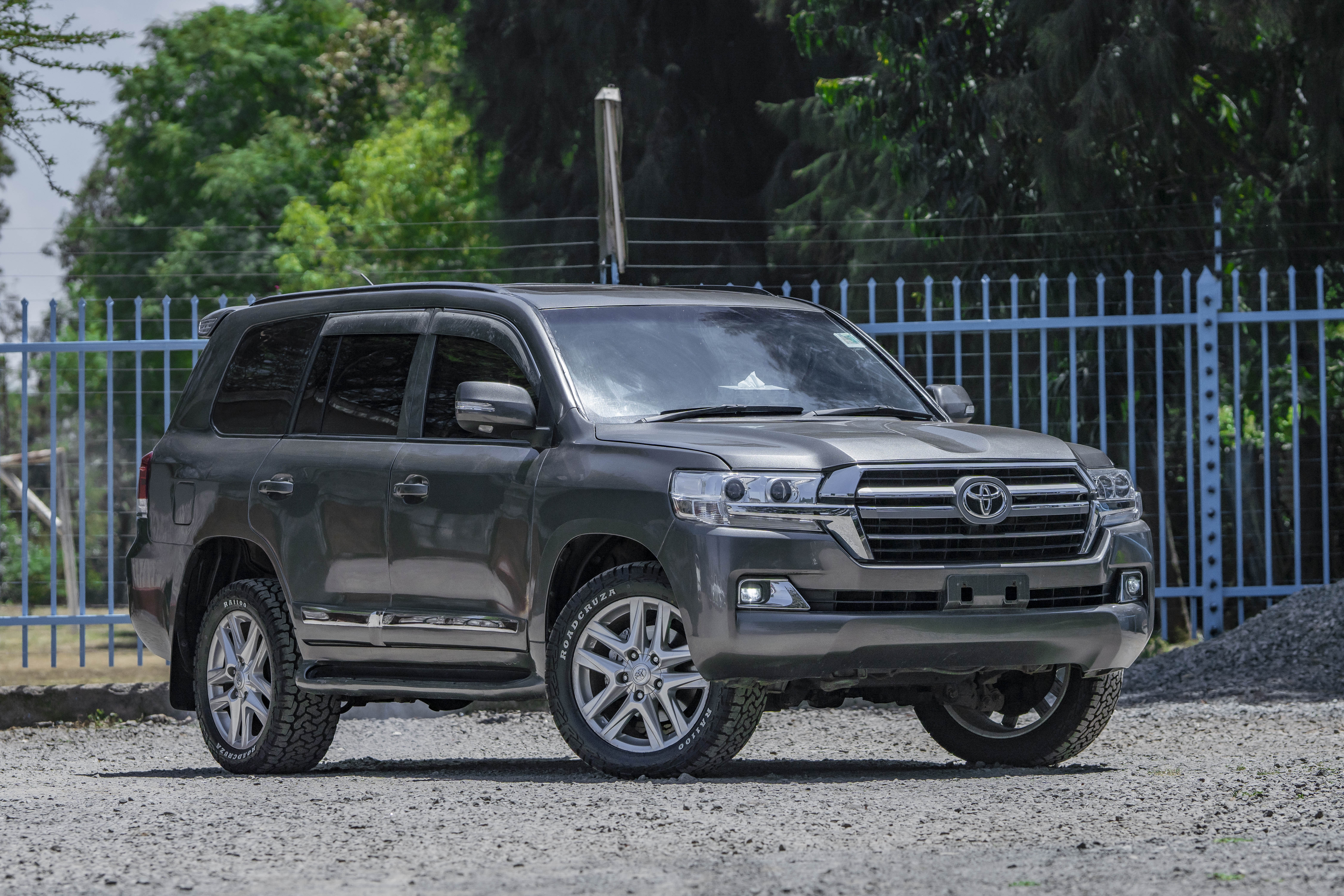 TOYOTA LANDCRUSER V8