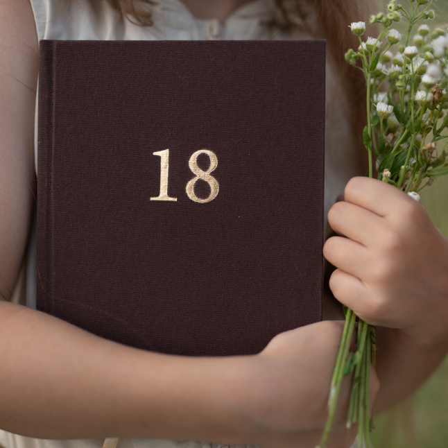 Книга-нотатник "Твої 18" / Темний шоколад