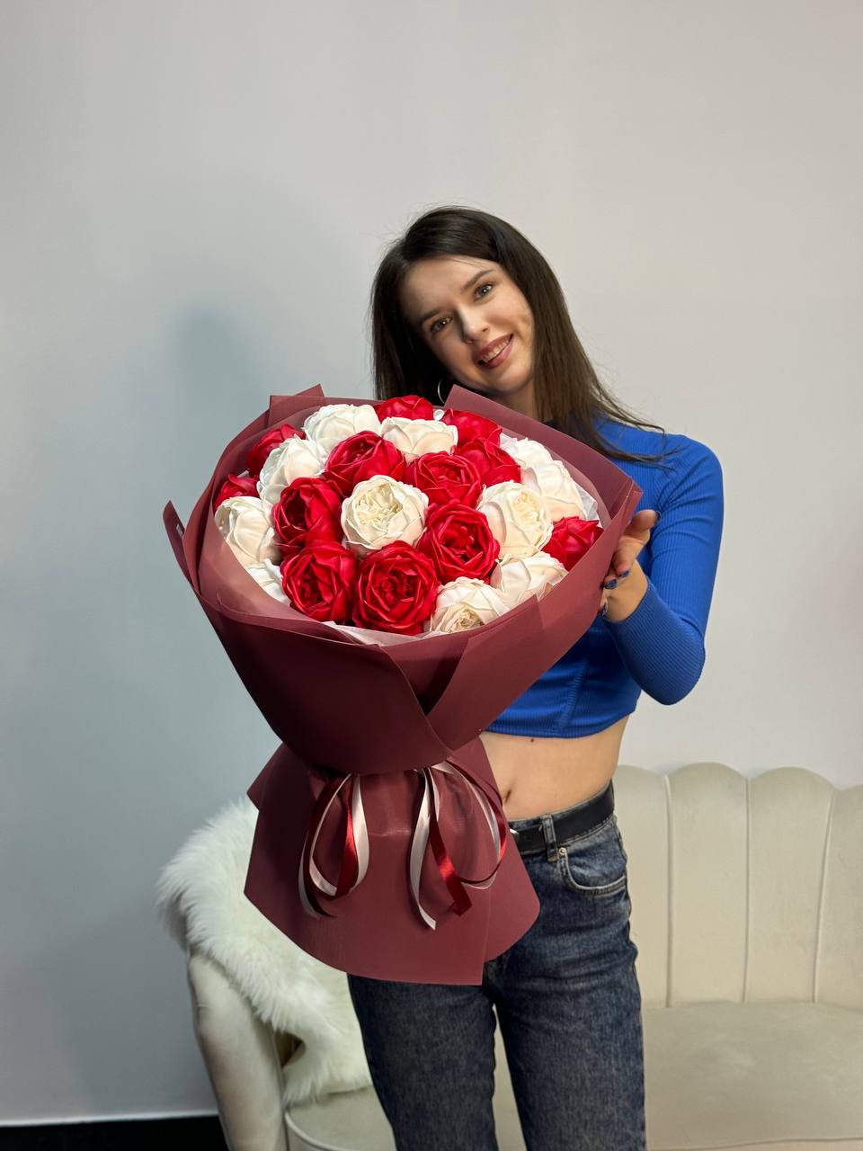 Червоний з білим на 25 півоній❤️