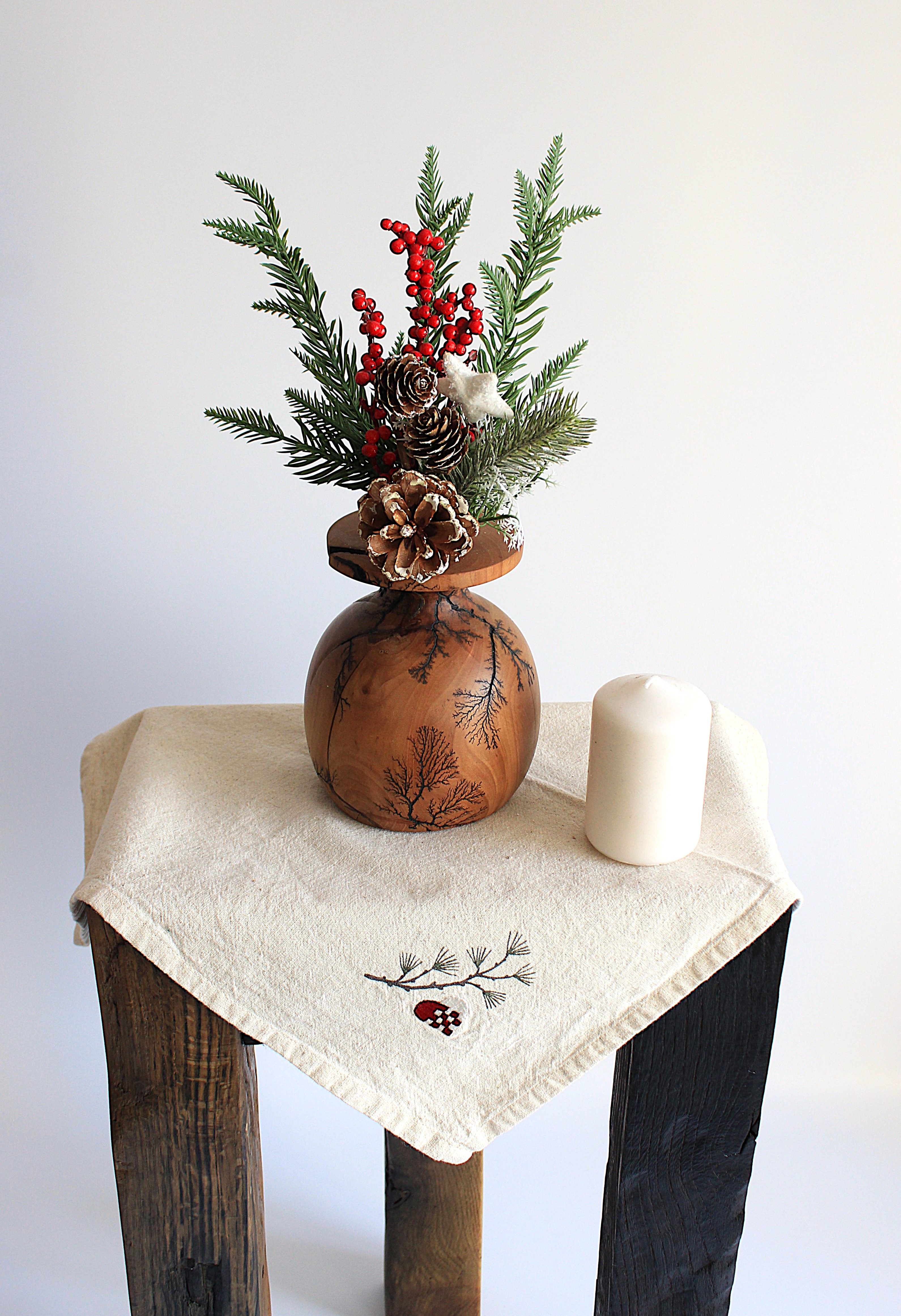 Фігурний свічник з груші ручної роботи