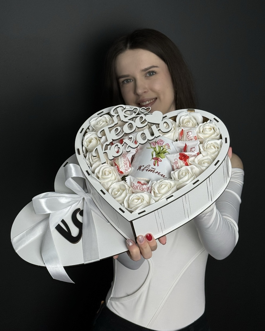 Біле серце Love з трояндами та кружкою (d 28 см)