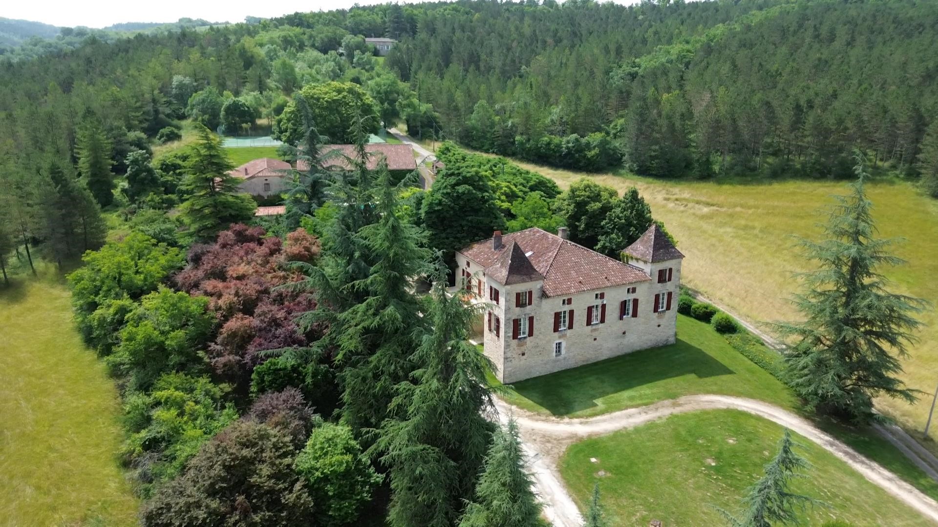Petit château au milieu en pleine nature dans le Lot et Garonne