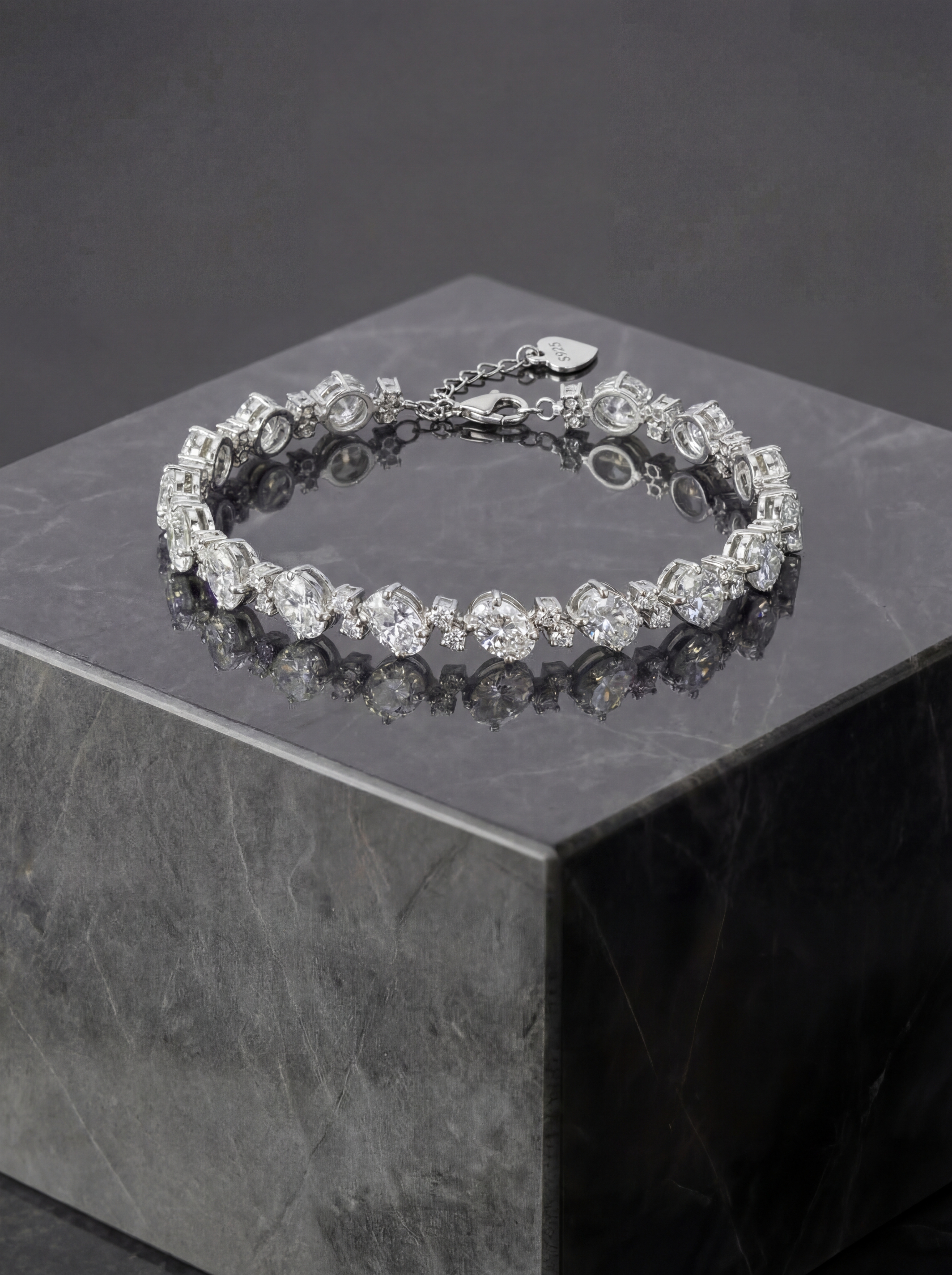 Браслет з овальними камінчиками