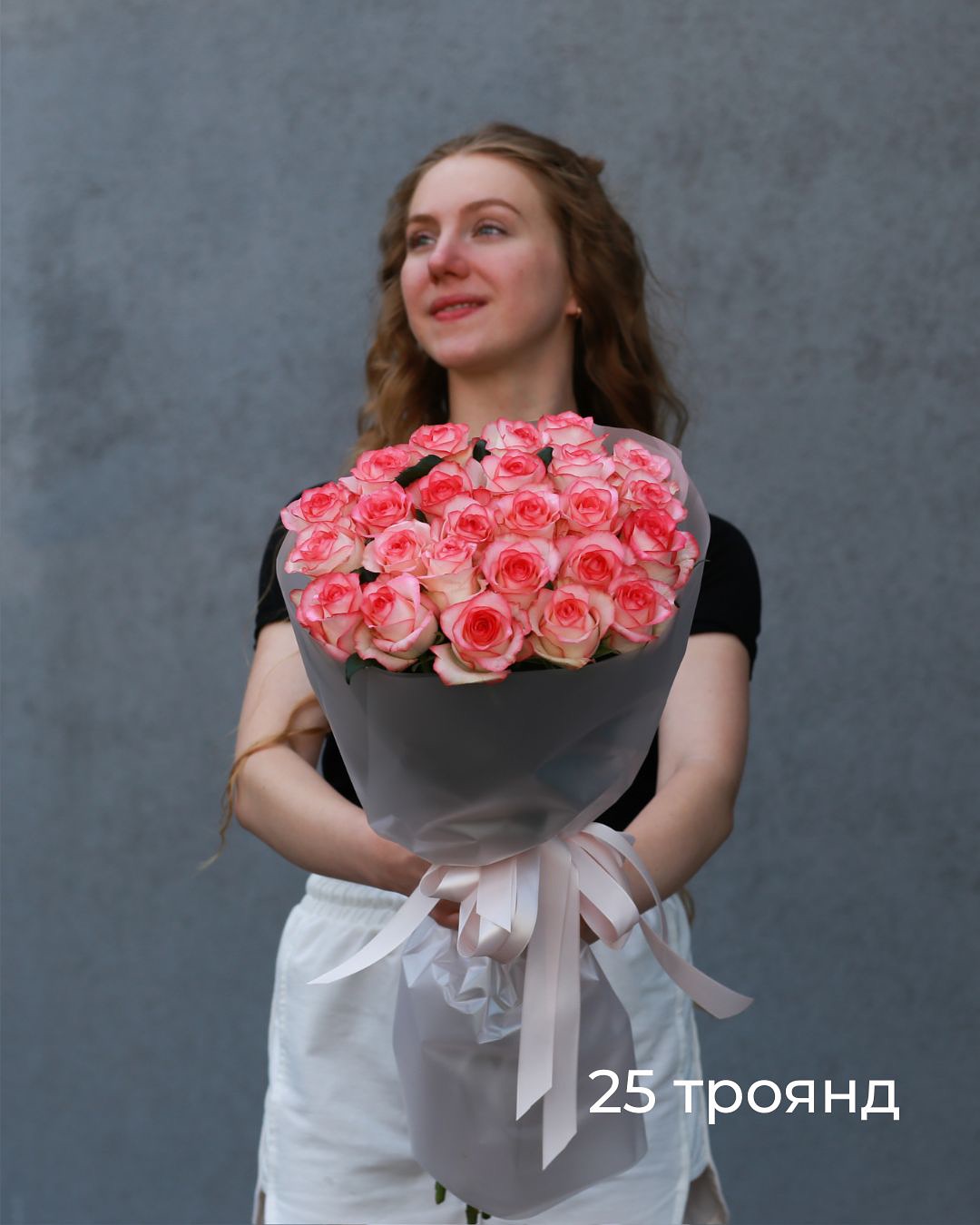 25 рожево-білих троянд "Джумілія"