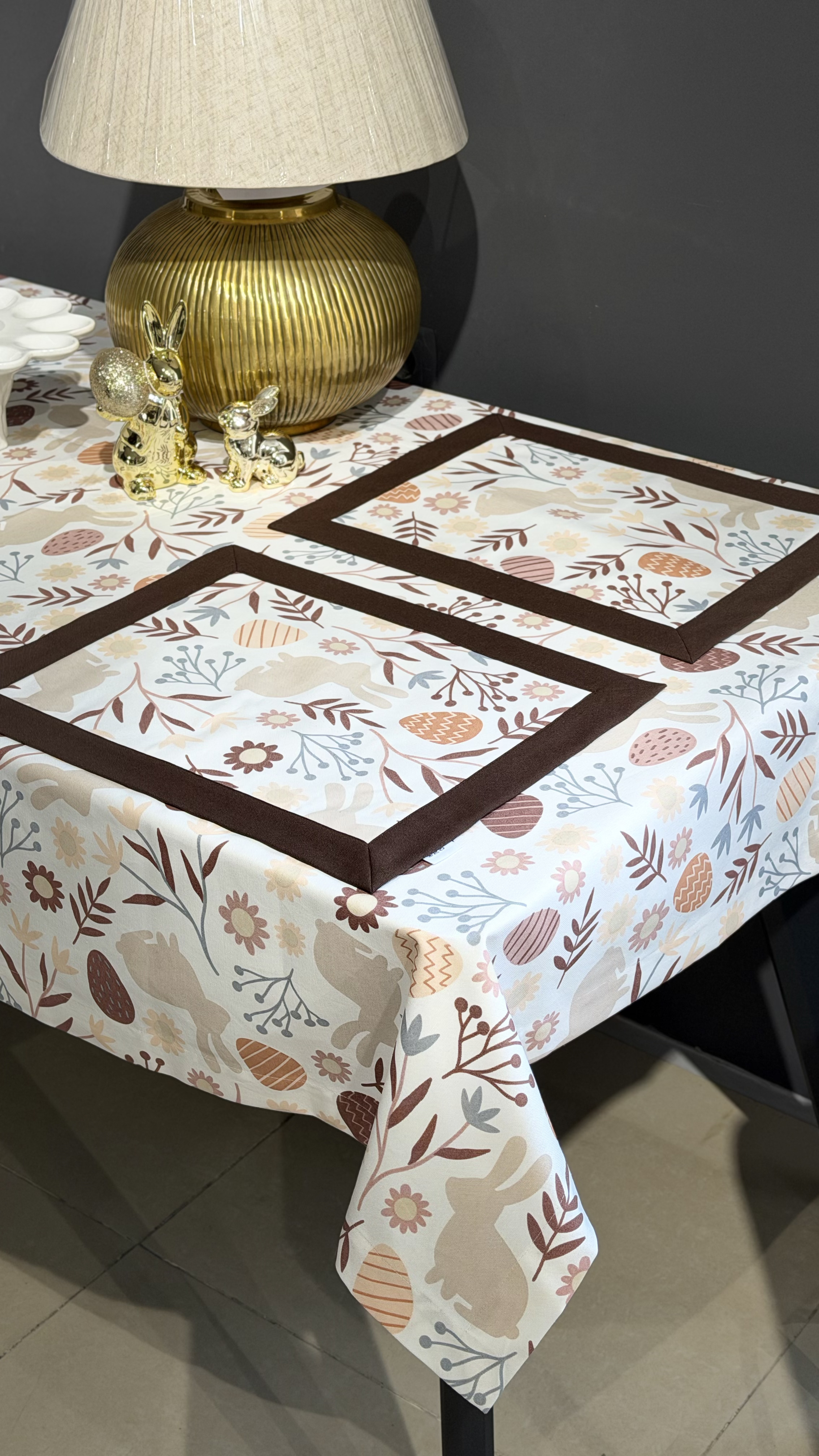 Підтарільник великодній бежевий з кроликами та тауповим кантом 35×45 см