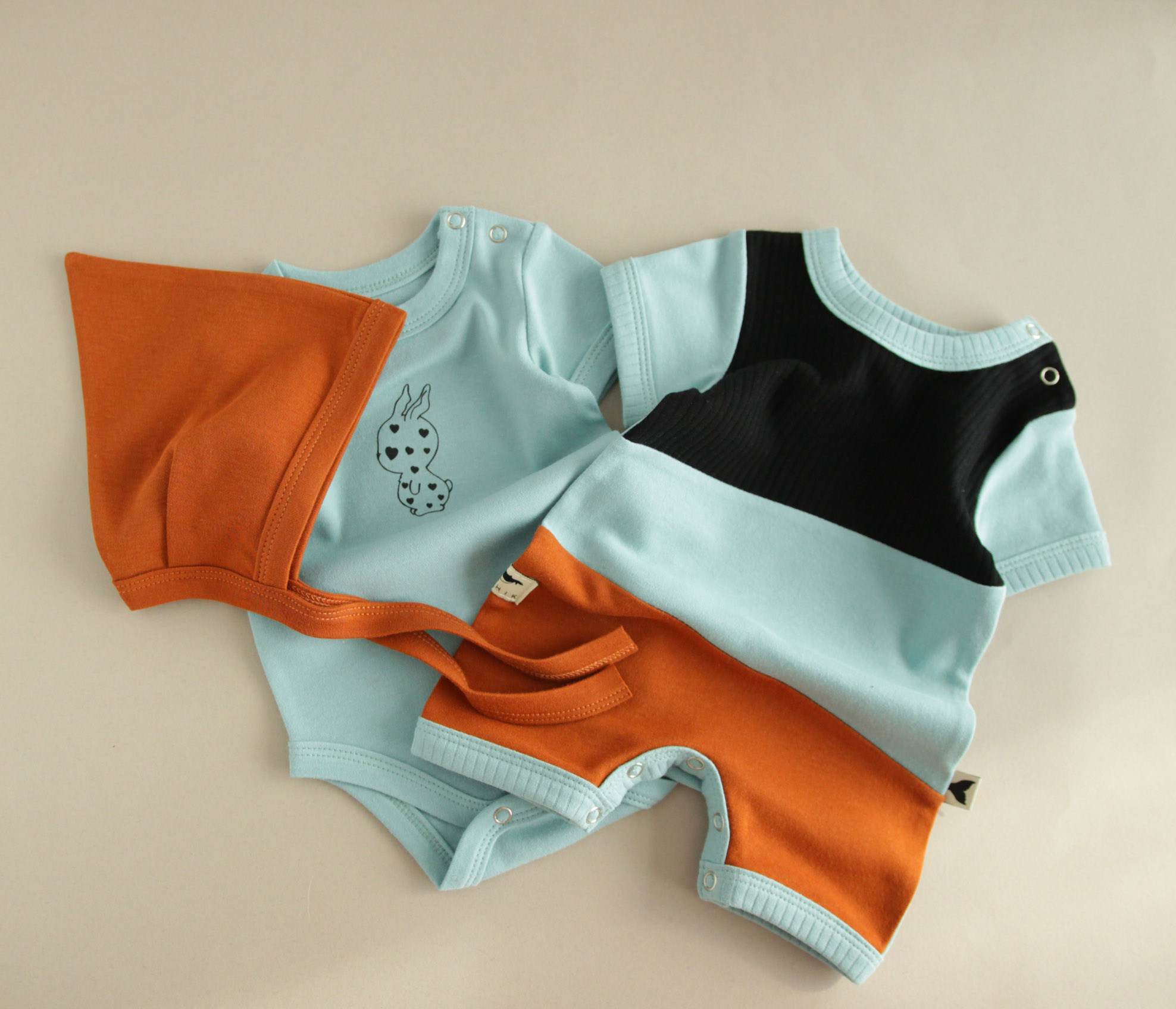 Комплект пісочник, бодік та шапочка-гномик для немовлят, блакитний