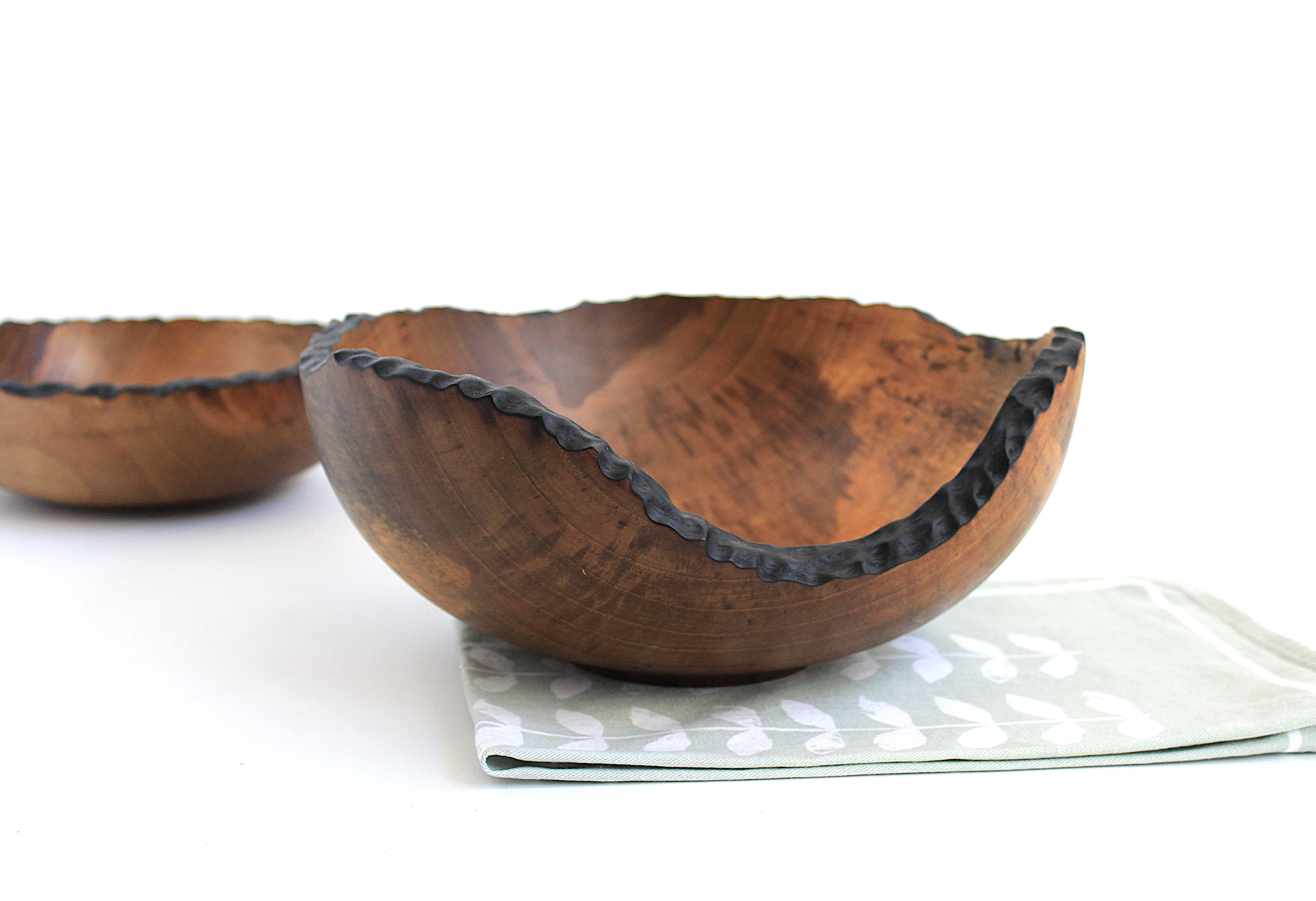 Салатник дерев'яний з обпаленим краєм