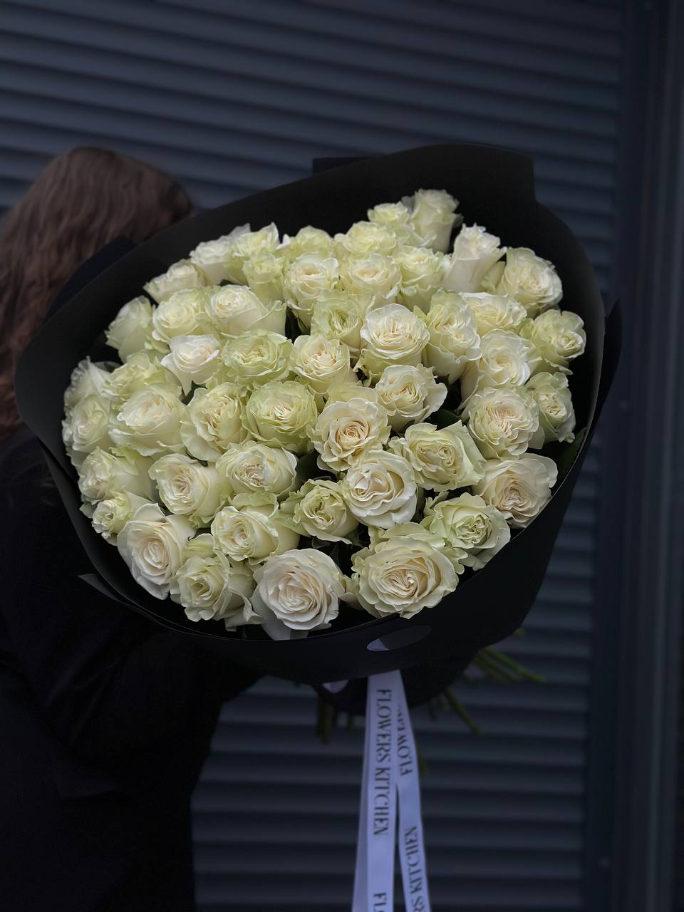 51 еквадорська троянда в чоному упакуванні