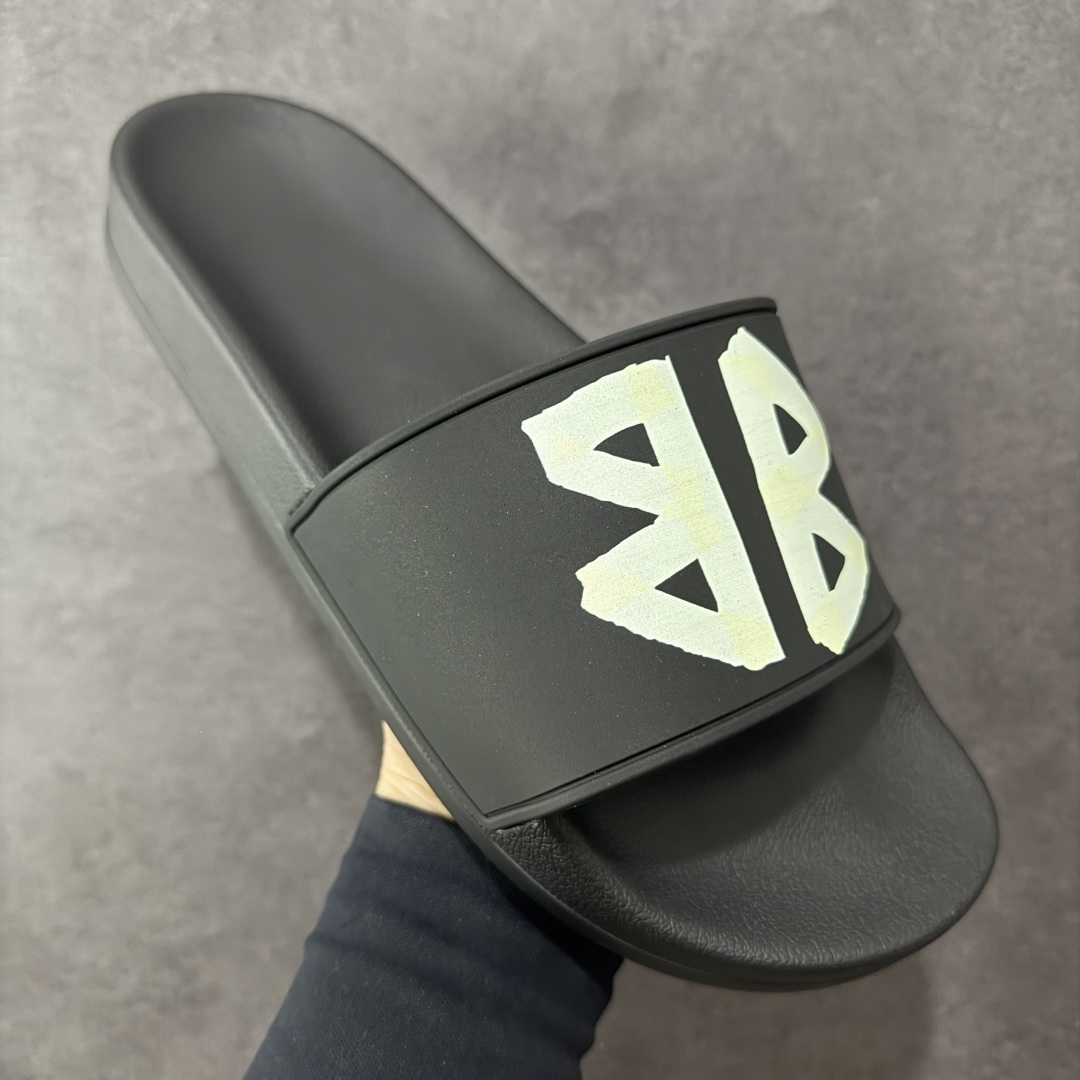 Najnowsze wzorzyste kapcie Balenciaga