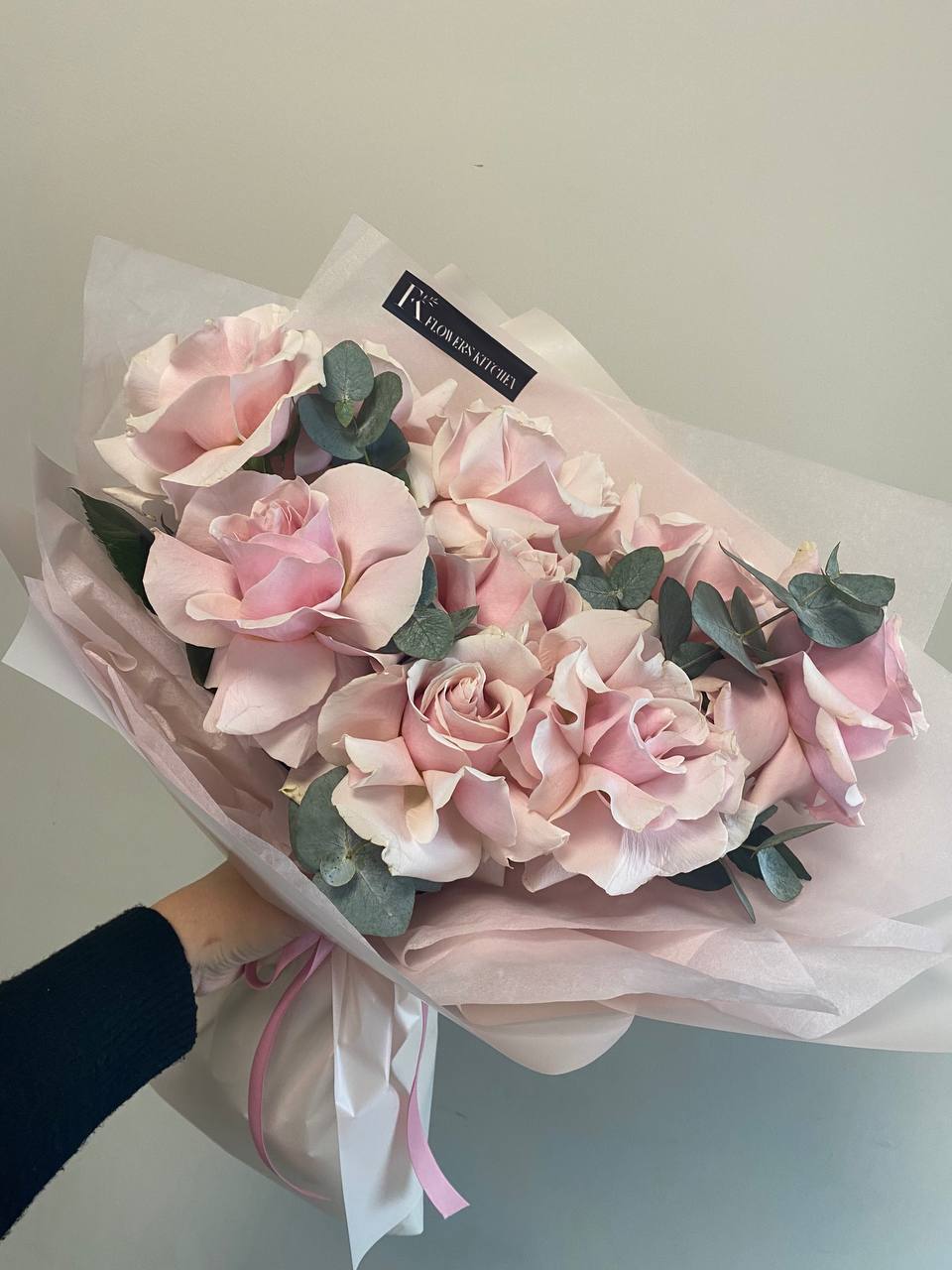 Французькі троянди у поєднанні з евкаліптом