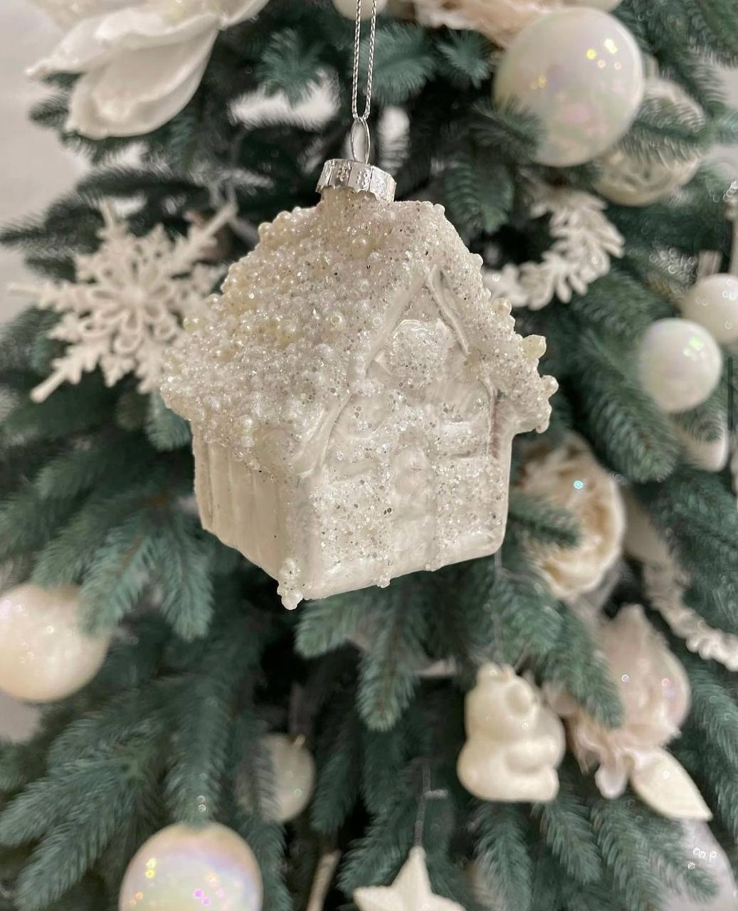 Ялинкова прикраса Хатинка, 10 см з декором з бусин