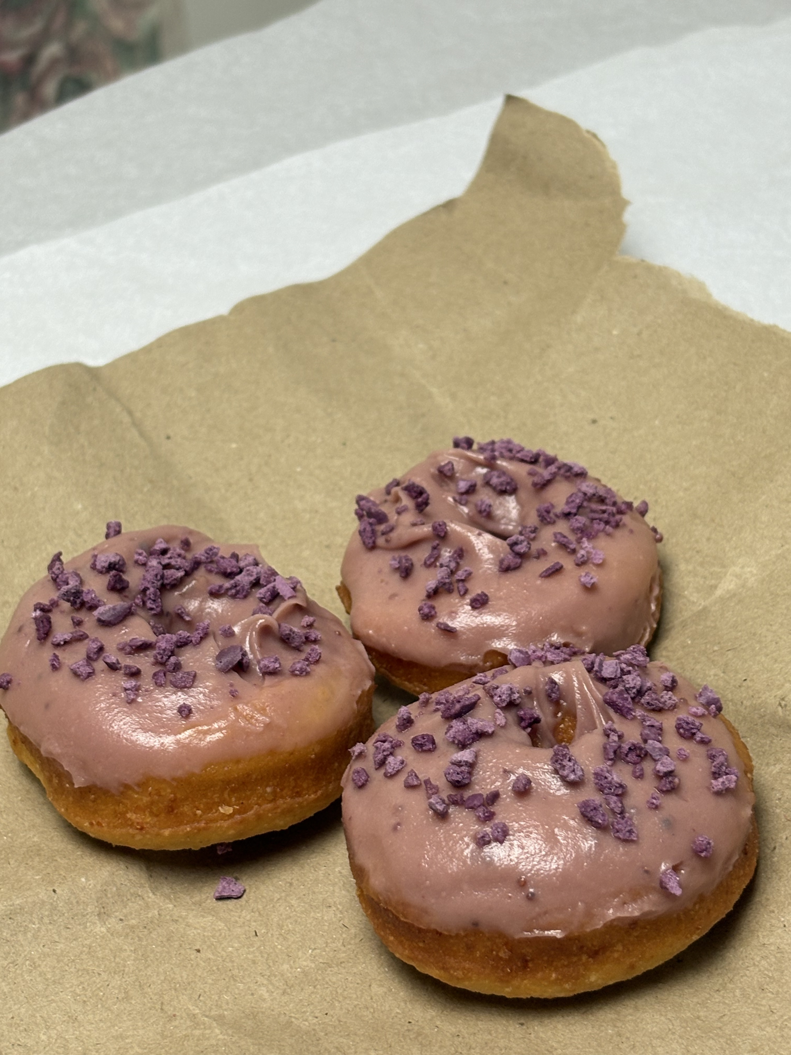 BOX Шоколад з полуницею та меренгою 100г.