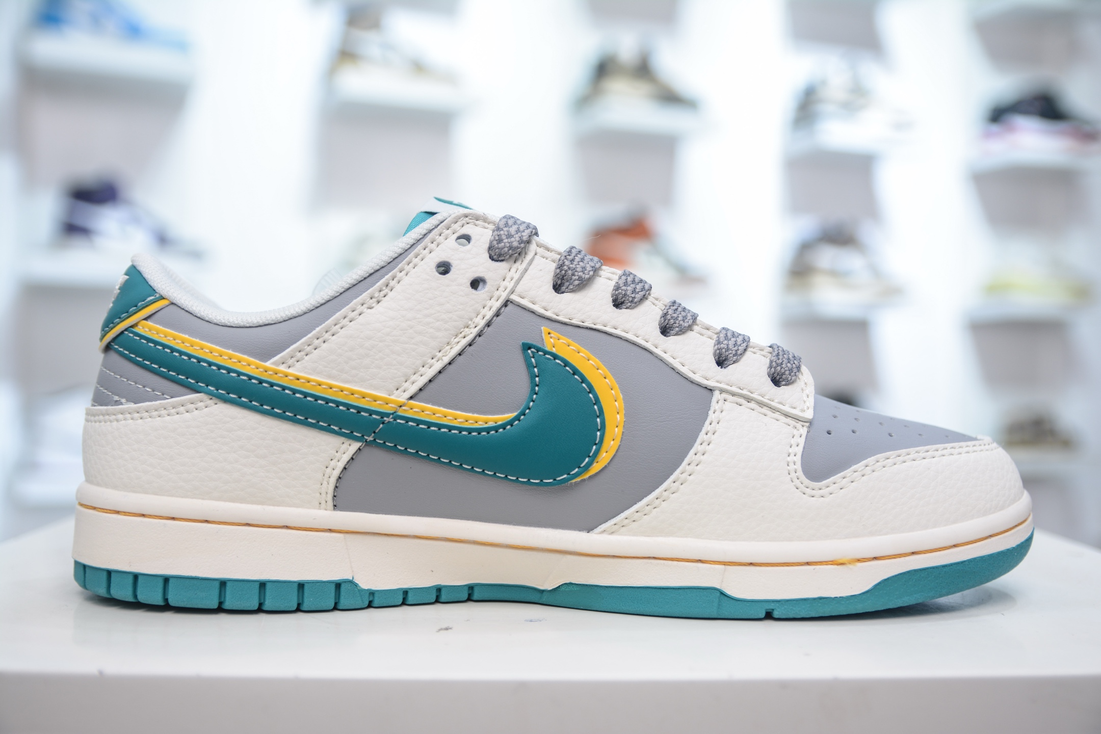 Xiaomi SU 7 x Nike Dunk Low SS1168-207