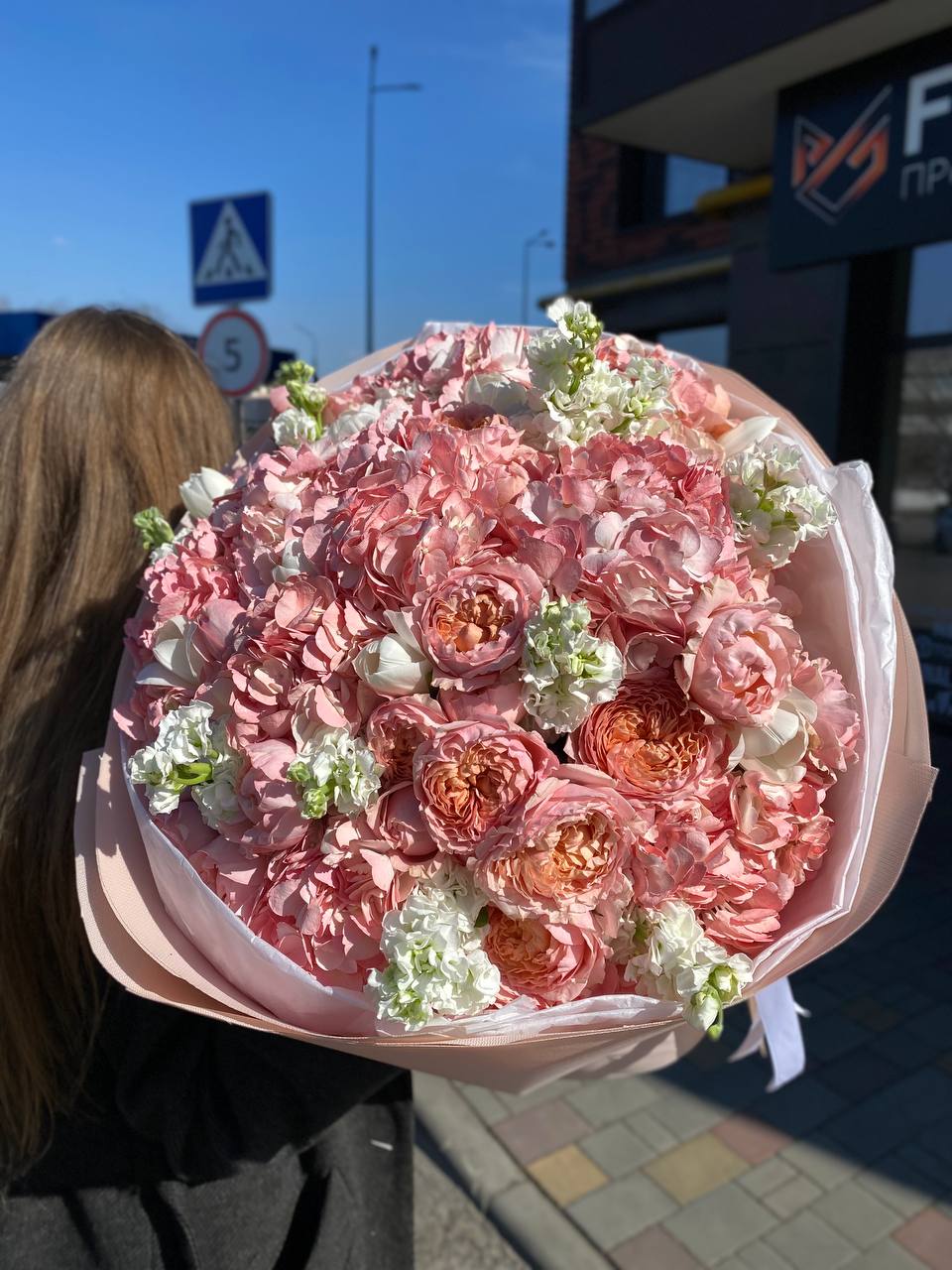 Гортензії, кущова піоновидна троянда та матіола