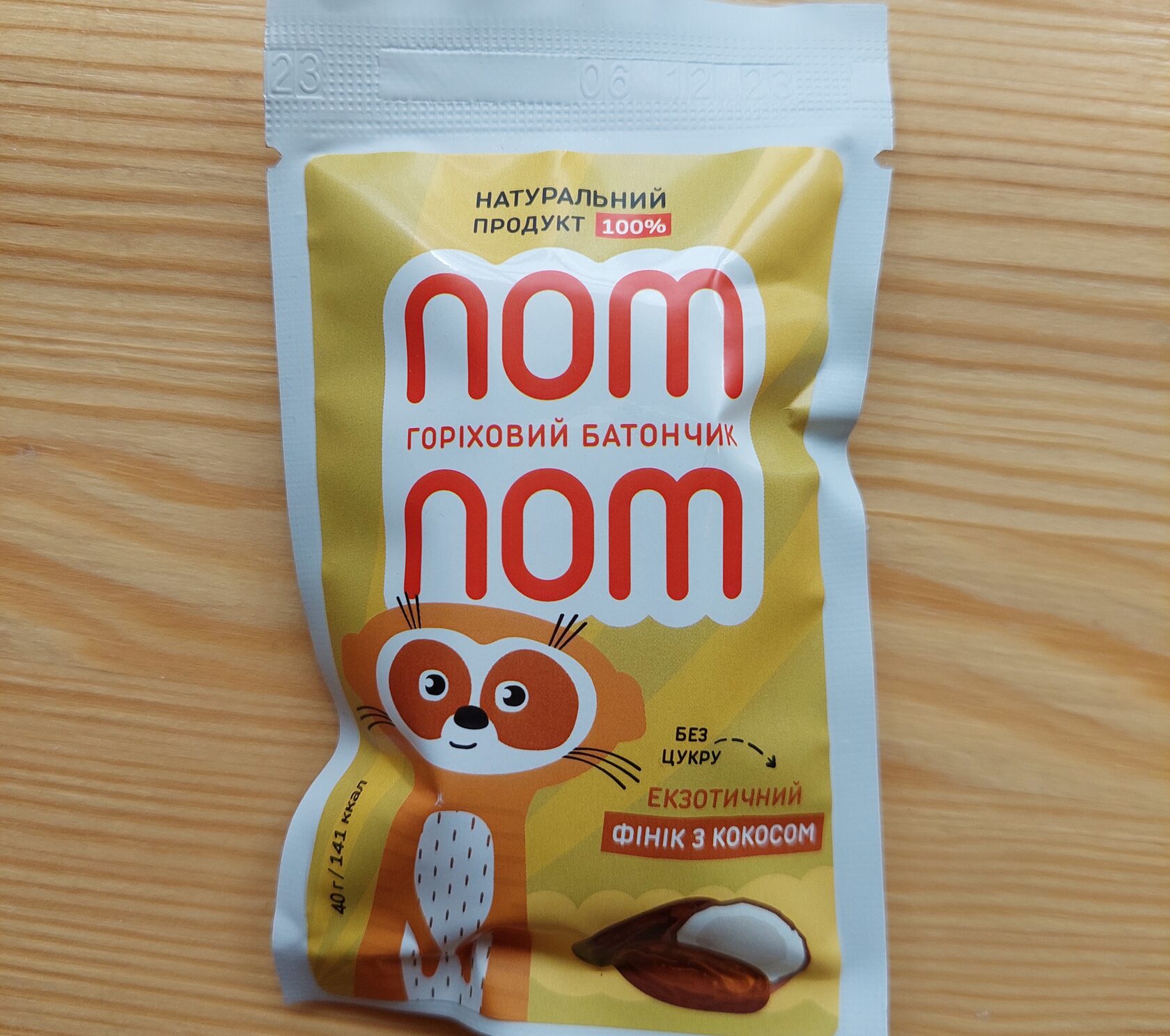 Батончик Екзотичний фінік з кокосом Nom Nom 40г