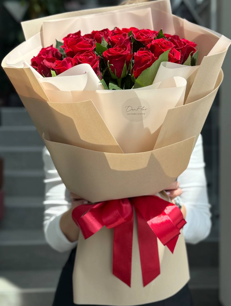 Букет із червоних еквадорських троянд у стильному пакуванні