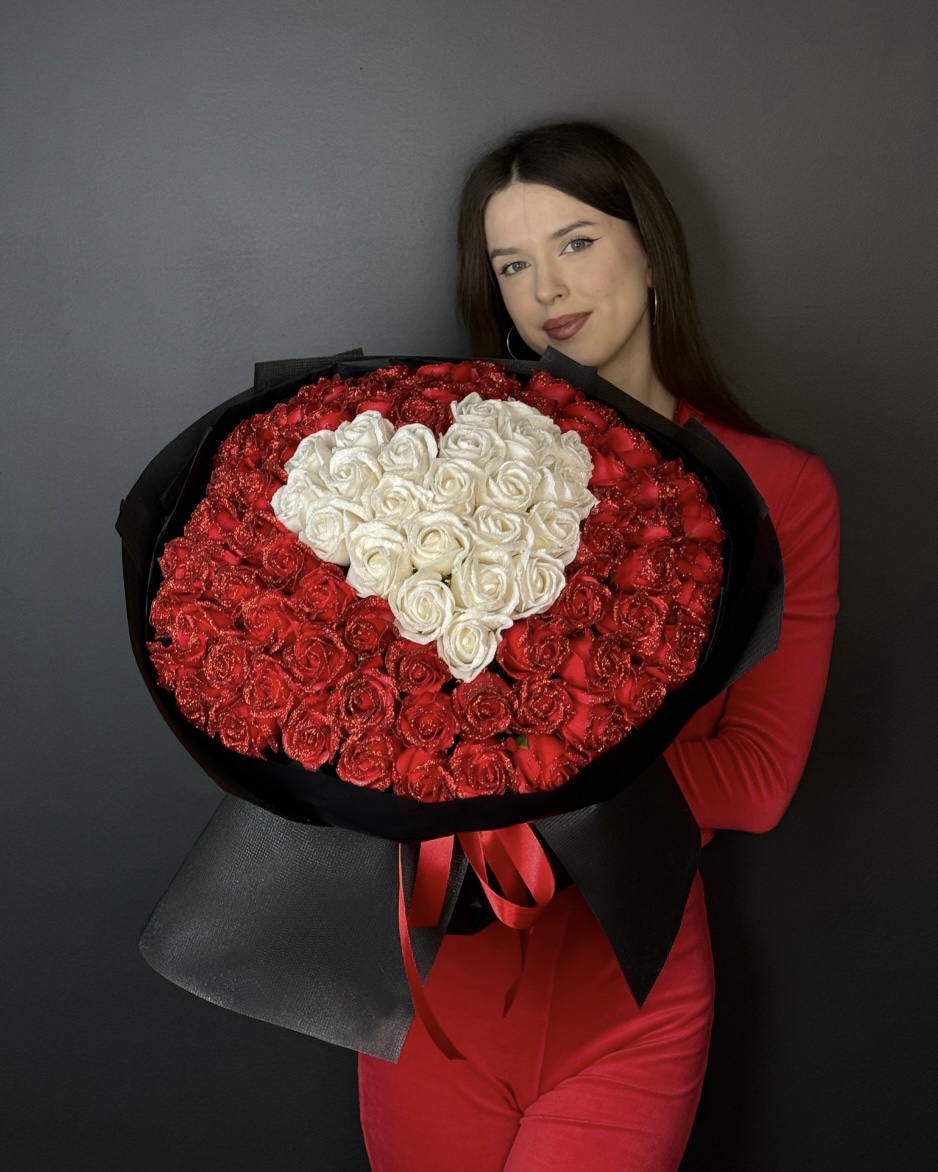 Червоний з білим серцем на 101 троянду з блискітками❤️